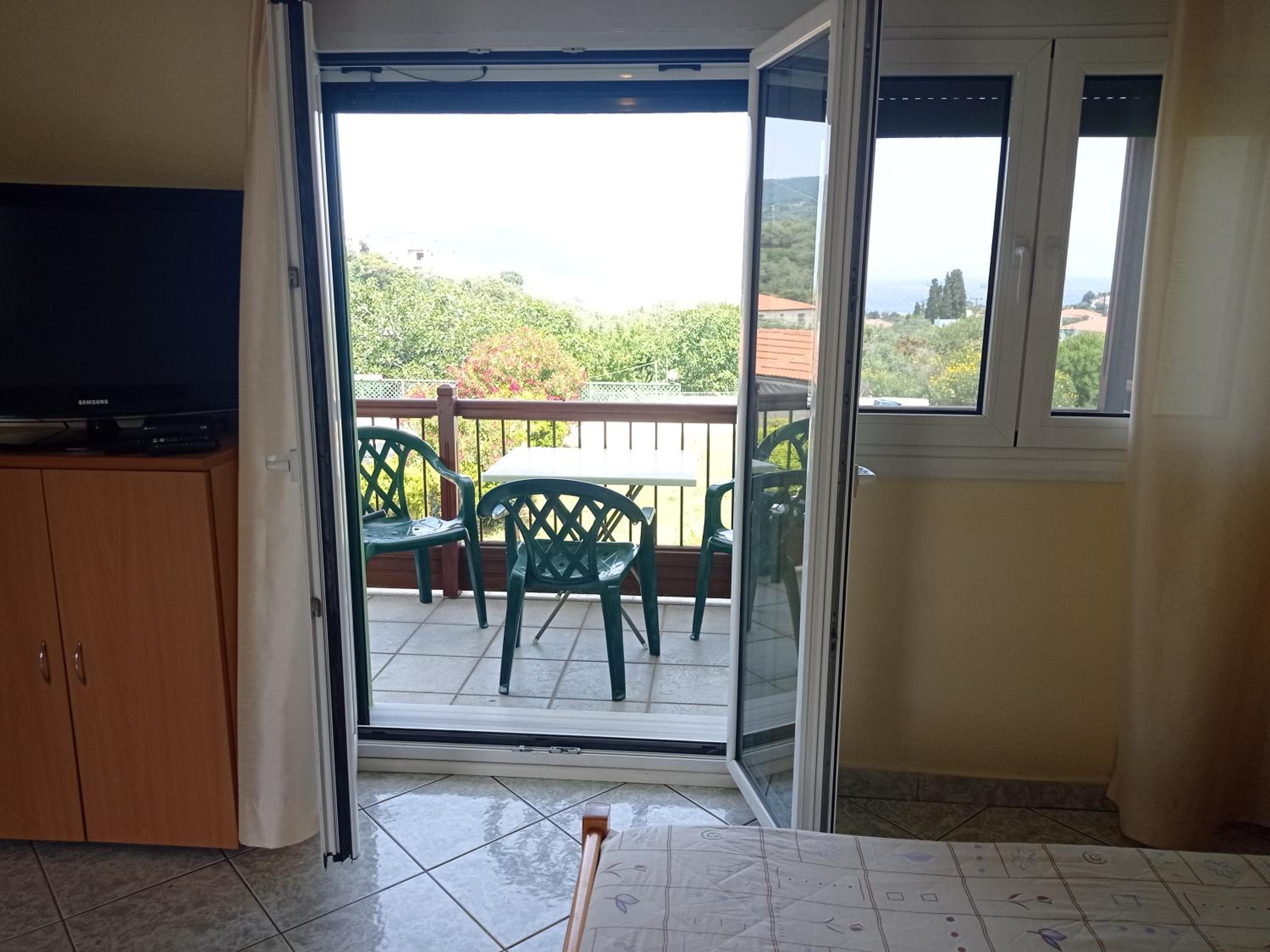Alexandros Rooms & Studios