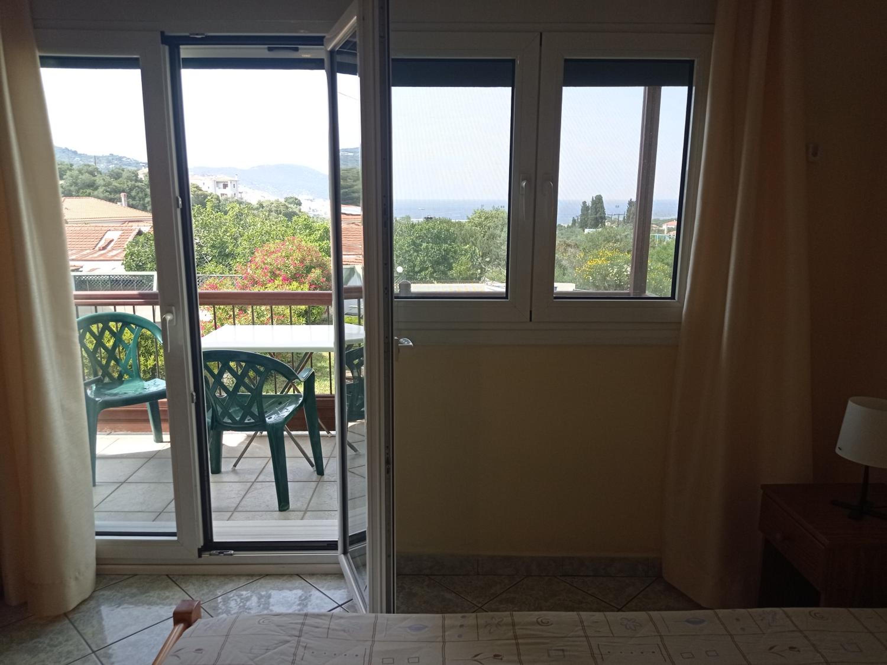Alexandros Rooms & Studios