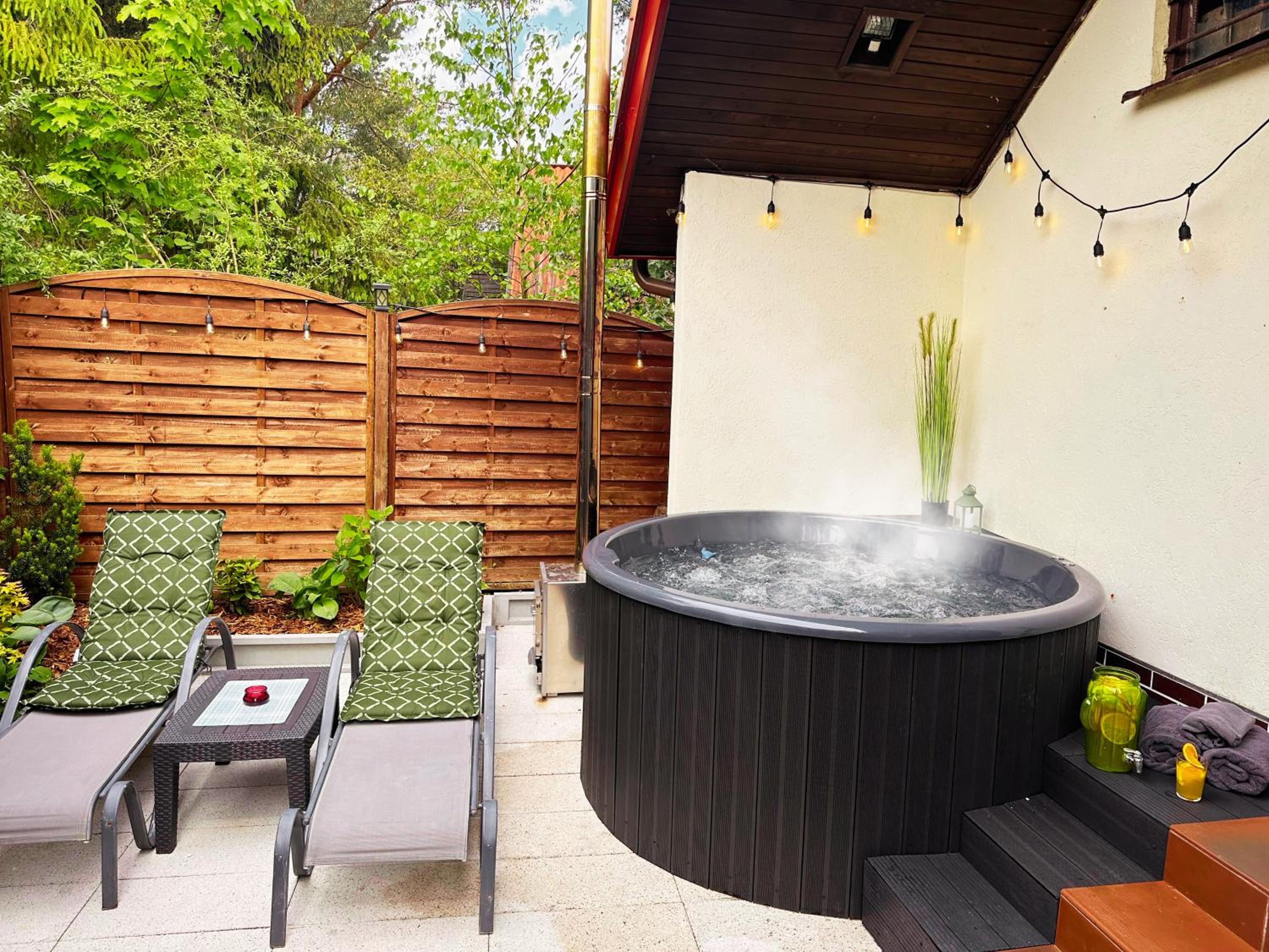Domek Kamień nad jeziorem z jacuzzi