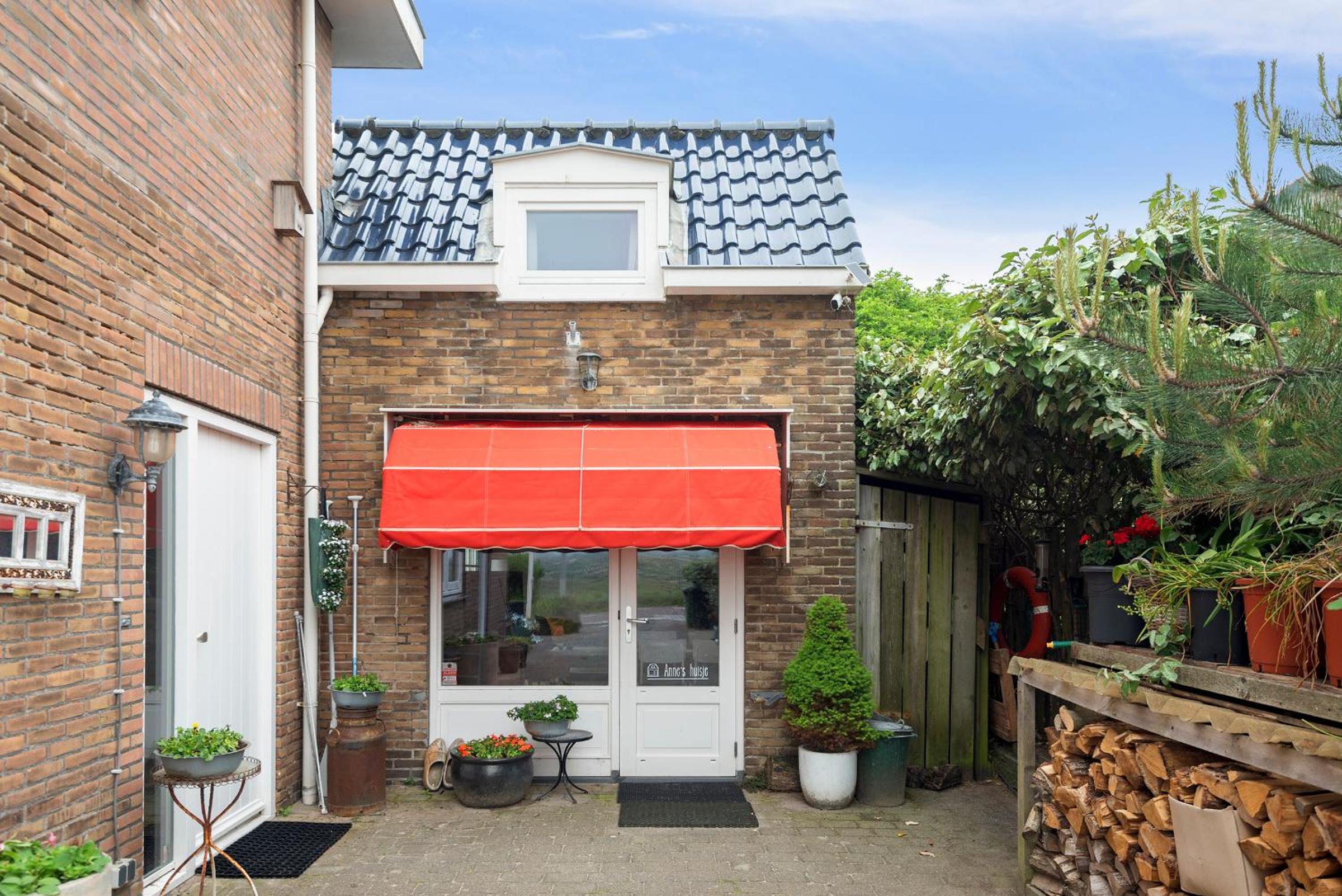 Anne's Huisje with private parking view 3
