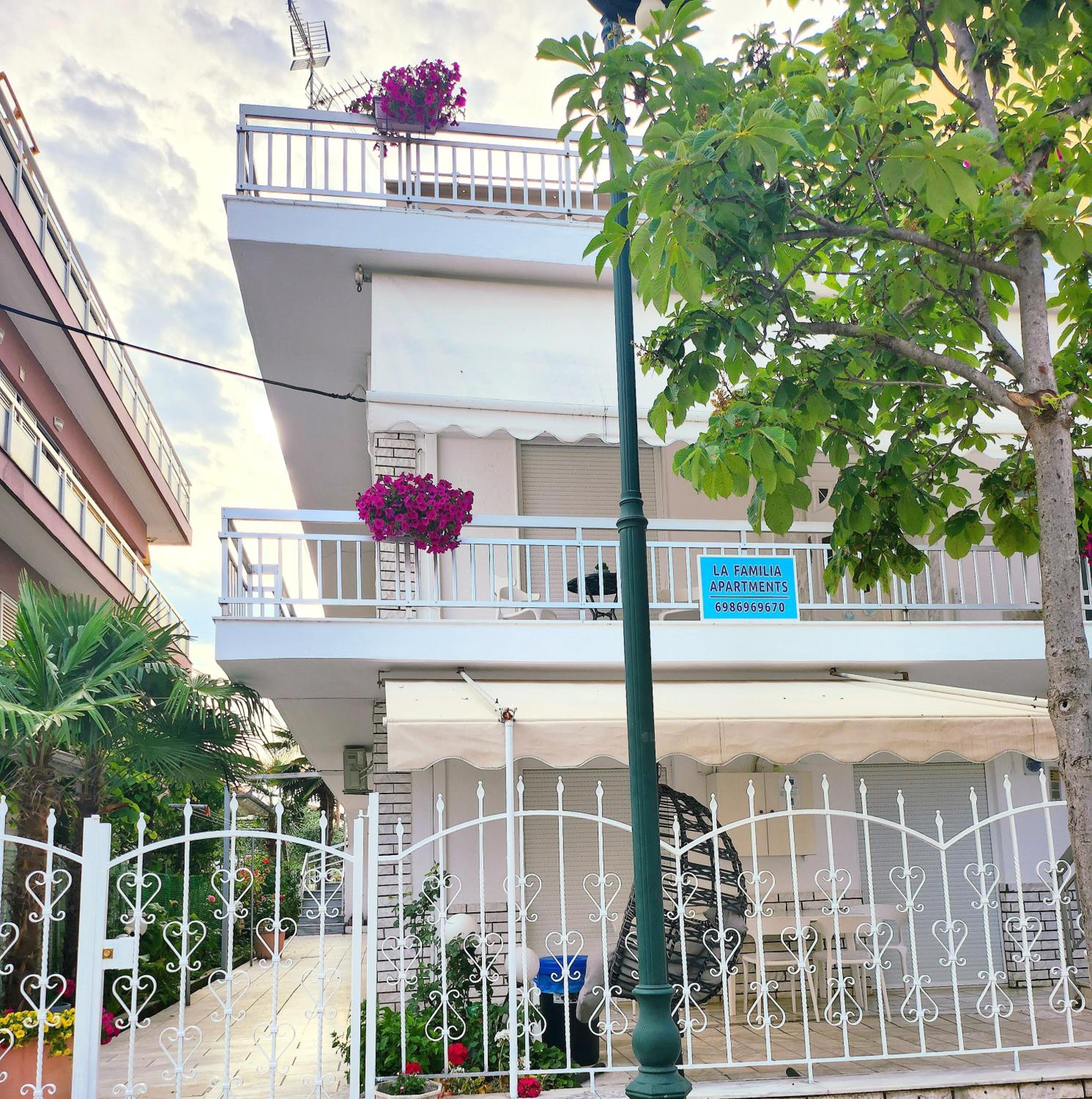 Hotel La Familia Apartments - Image 1