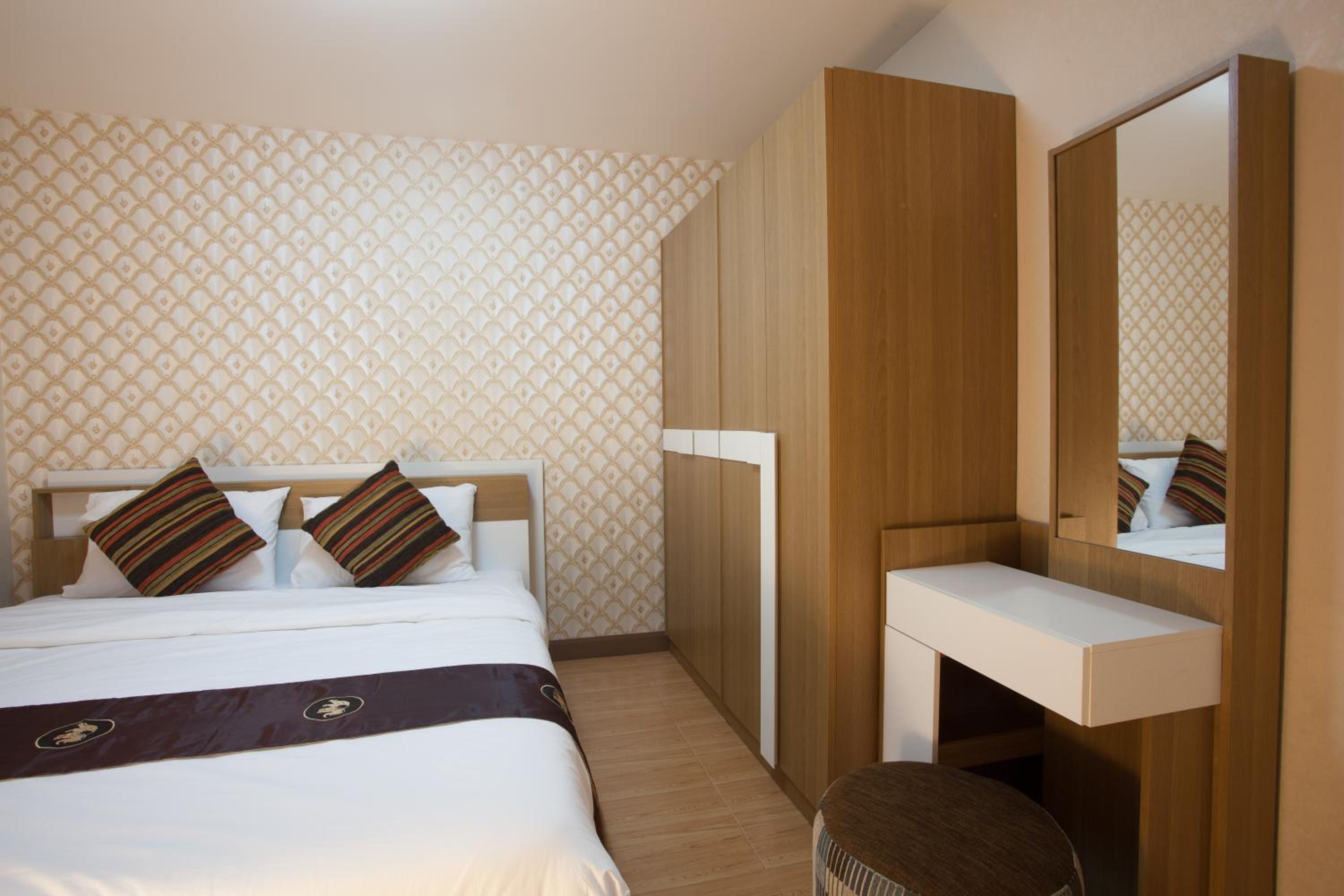 Hotel Orawan Suites - Image 1