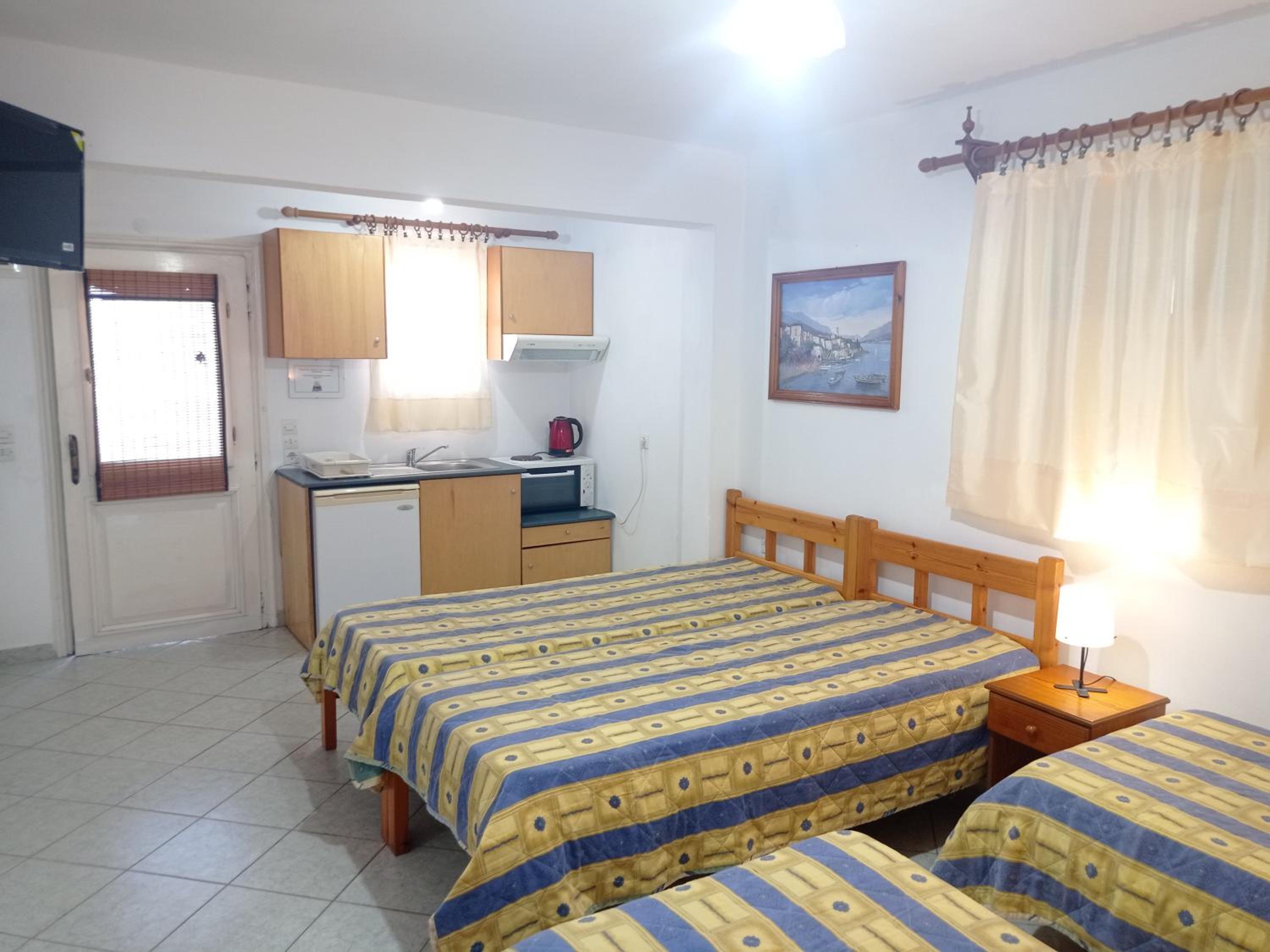 Alexandros Rooms & Studios