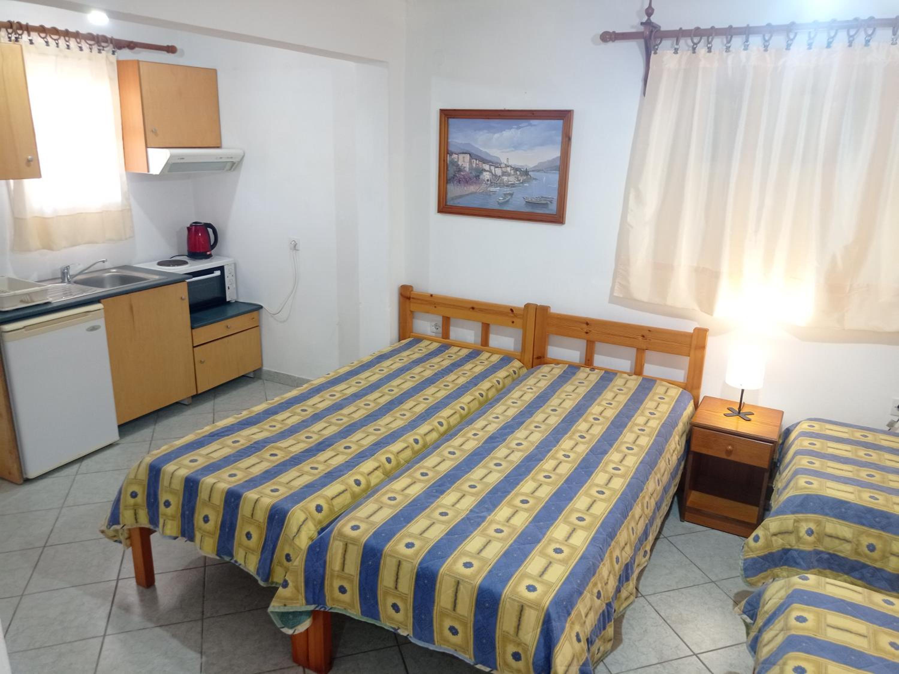 Alexandros Rooms & Studios