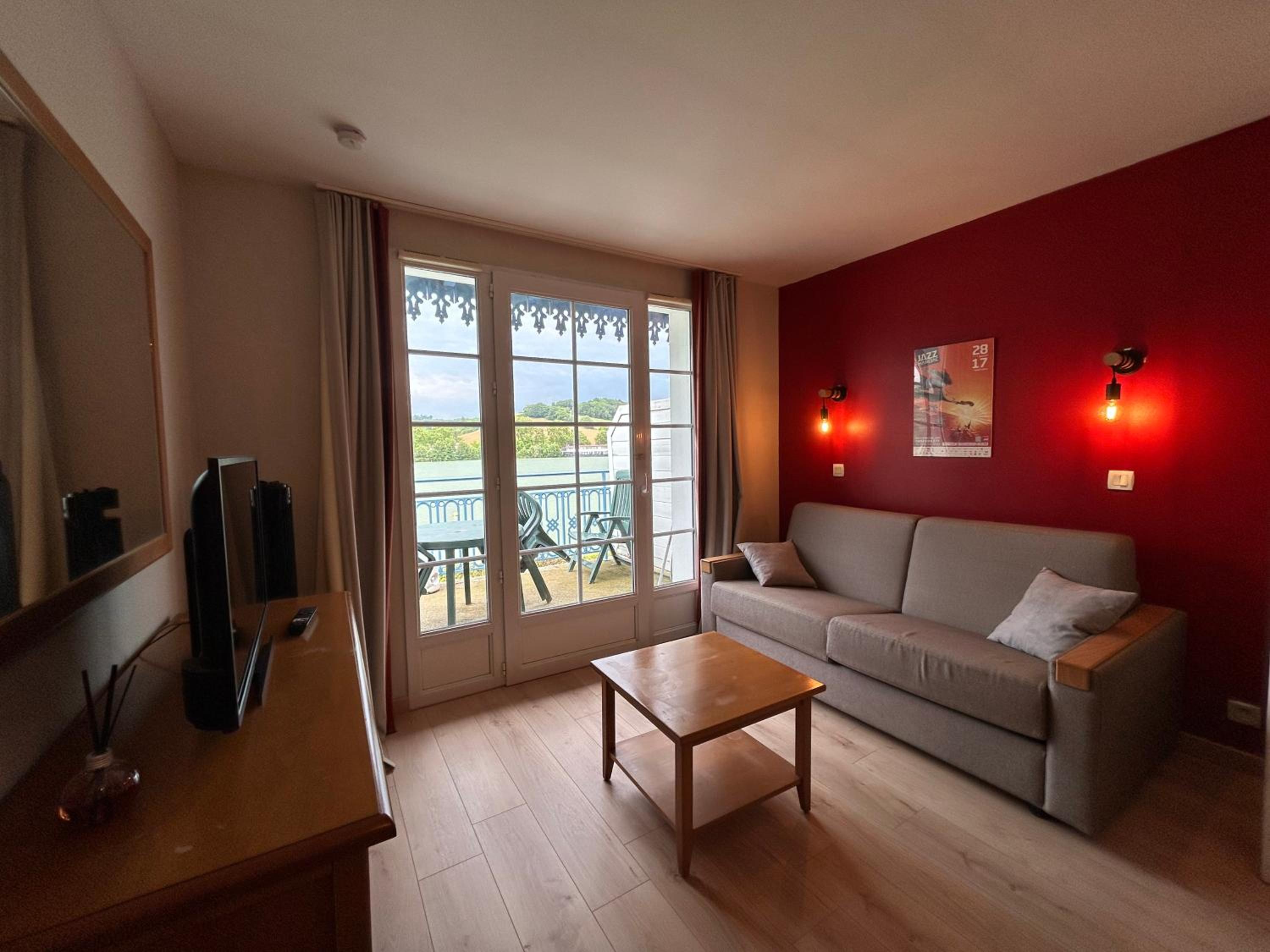 Appt HAMEAU DU LAC, avec piscine view 4