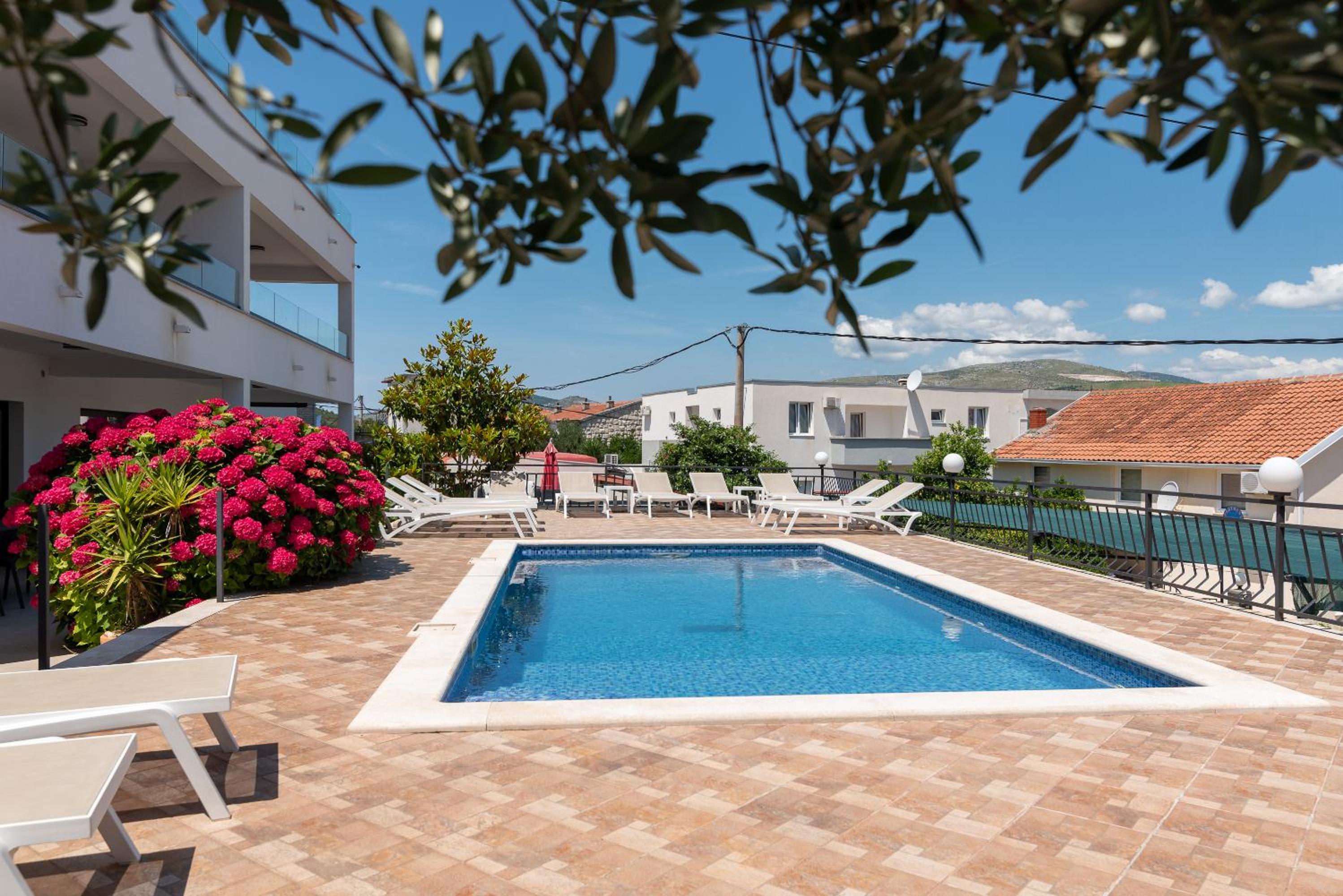 Maca Apartments & Suites