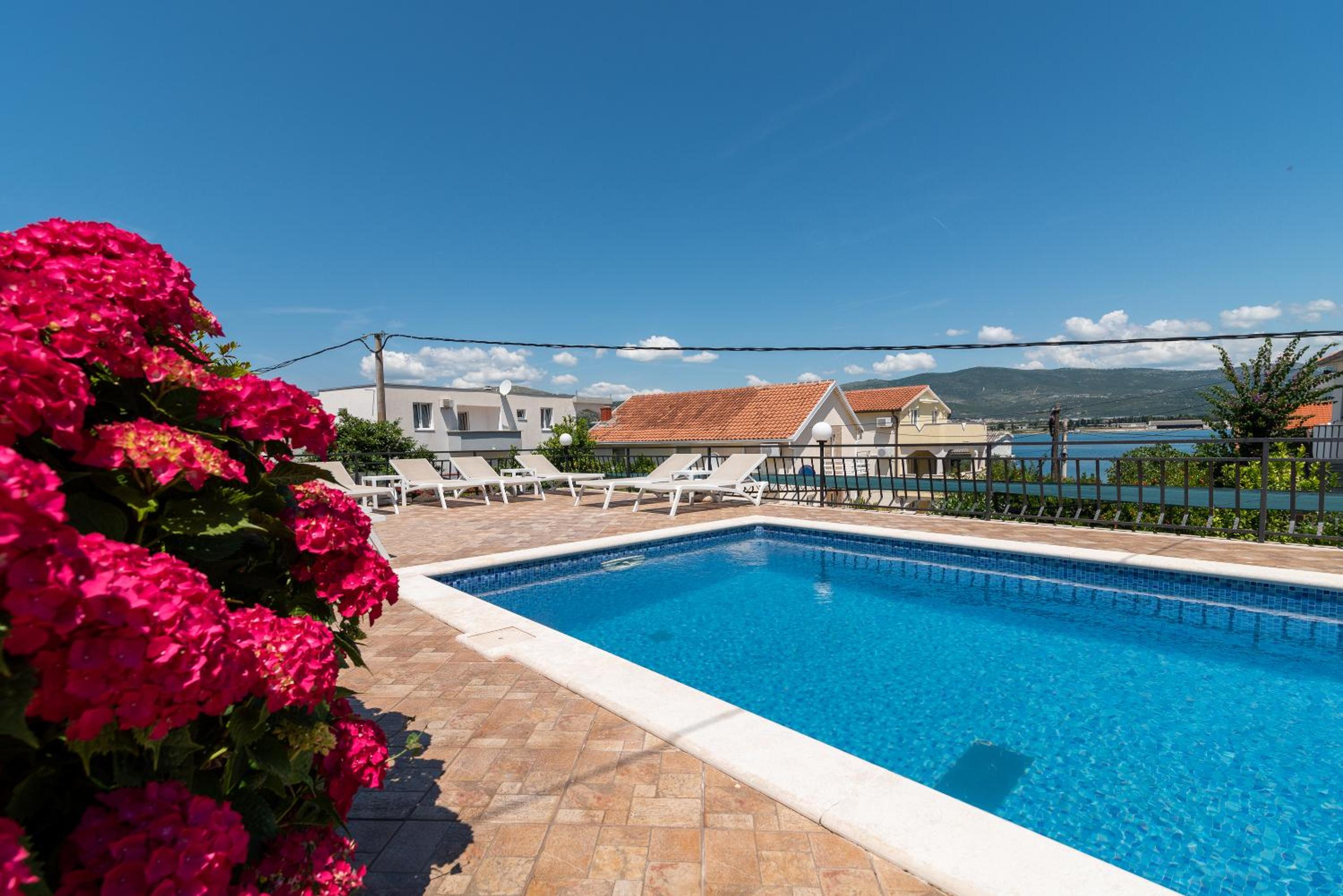 Maca Apartments & Suites