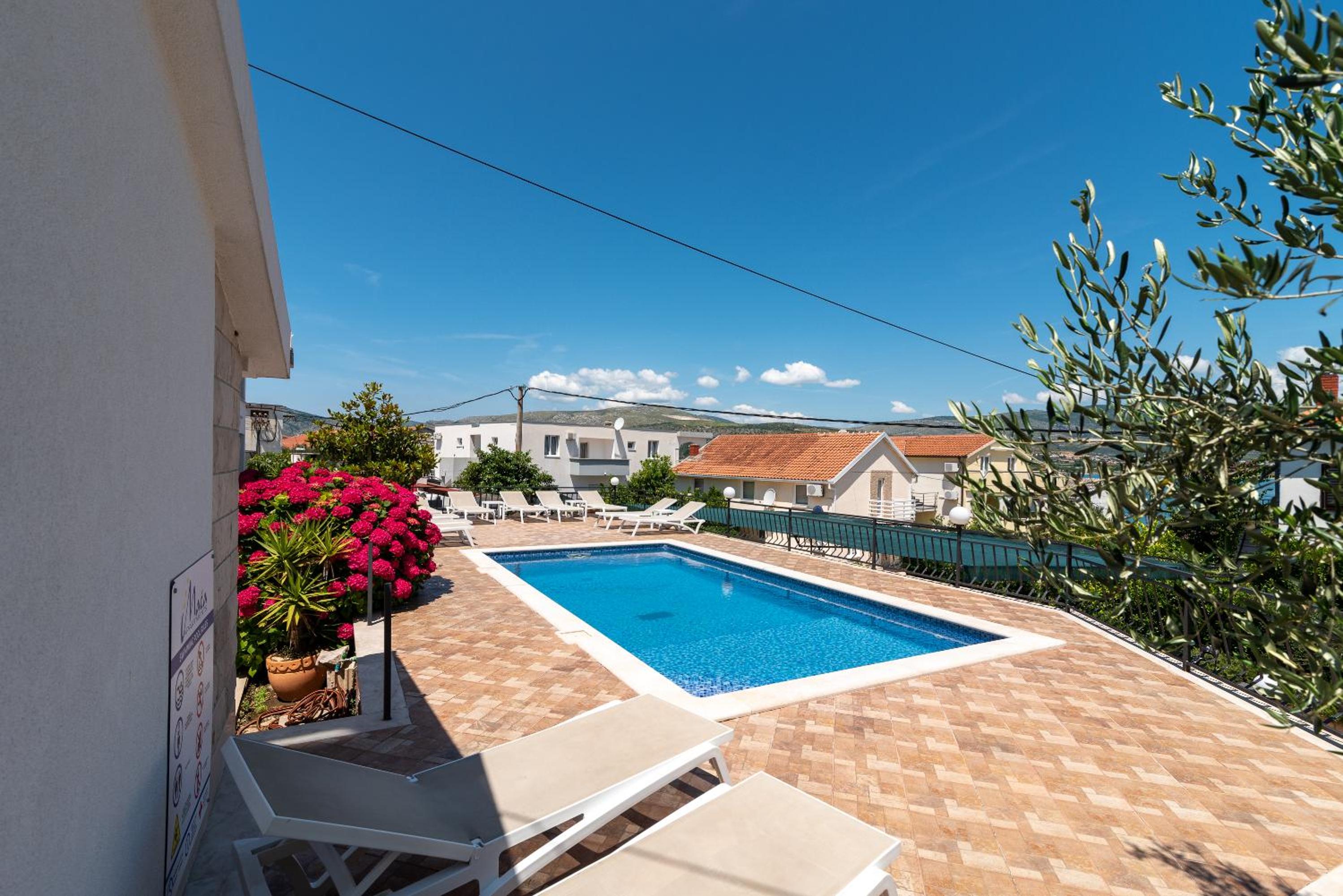 Maca Apartments & Suites