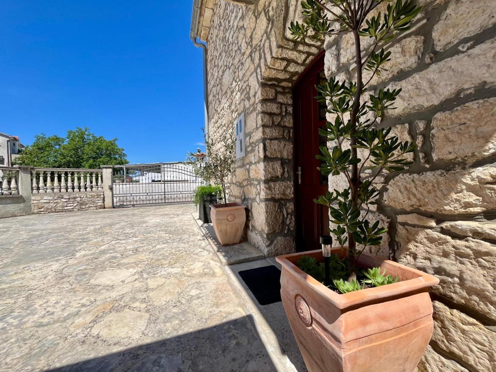 Stone House Mia view 3