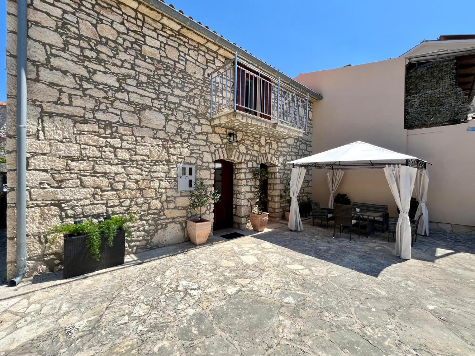 Stone House Mia view 2