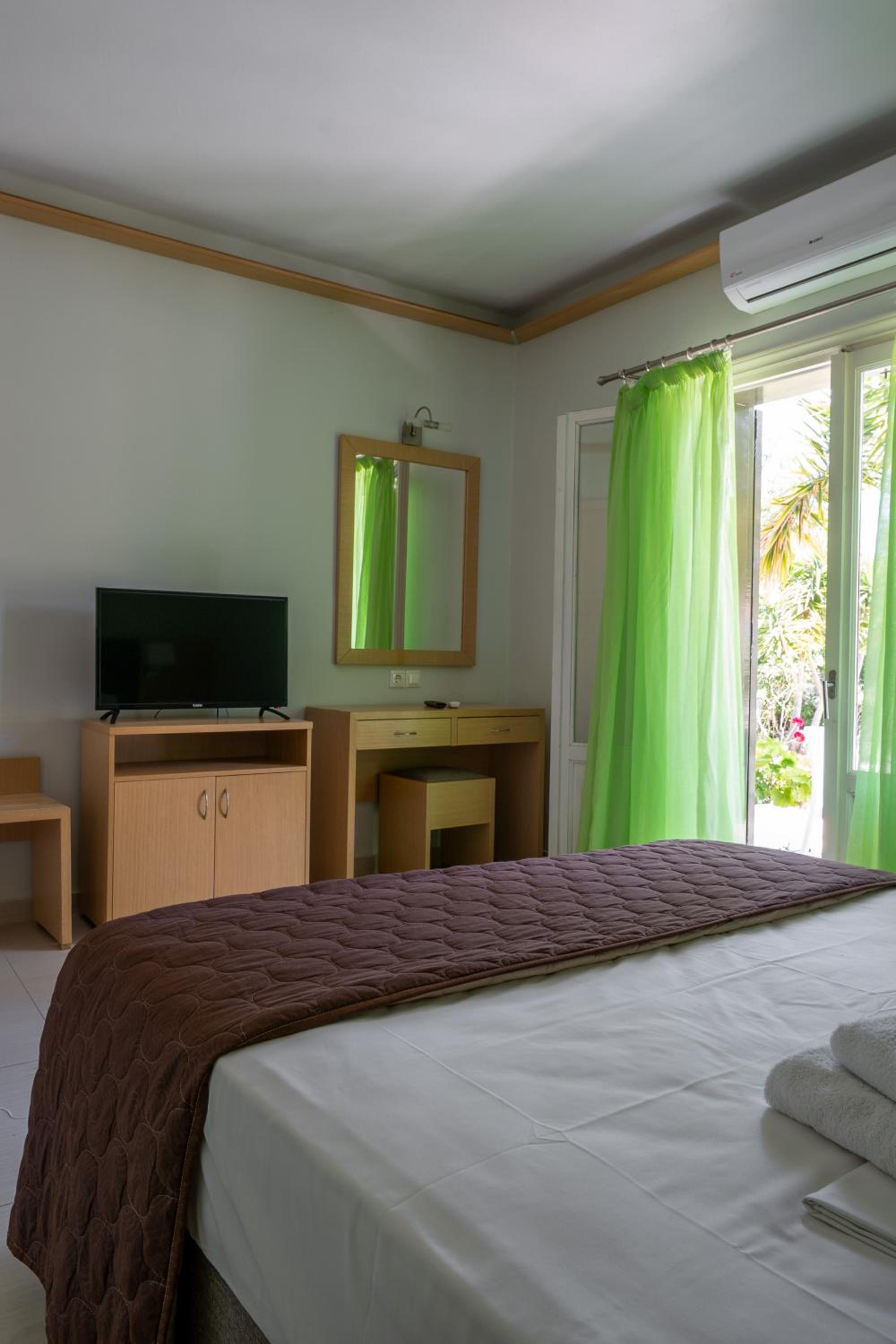 Vliho Bay Suites & Apartments