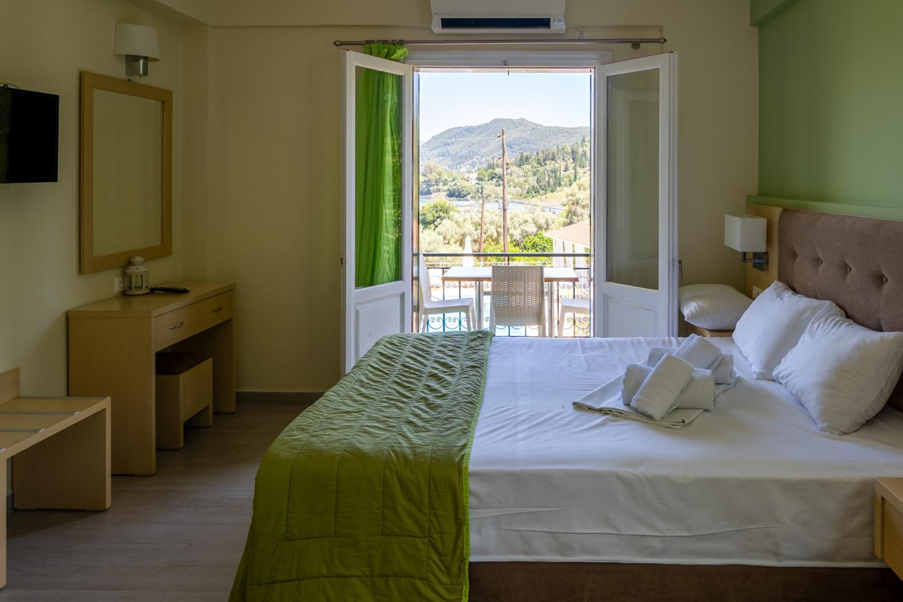 Vliho Bay Suites & Apartments