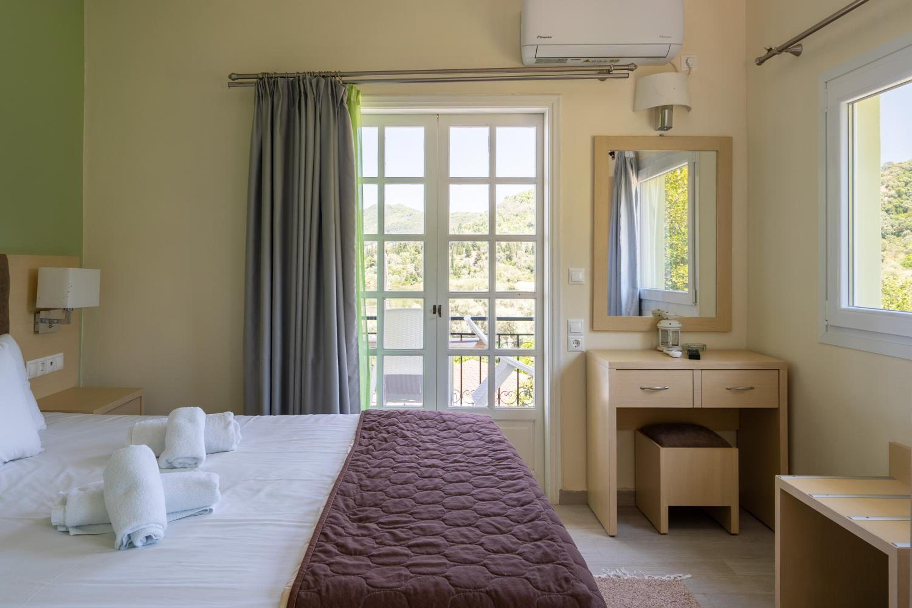 Vliho Bay Suites & Apartments