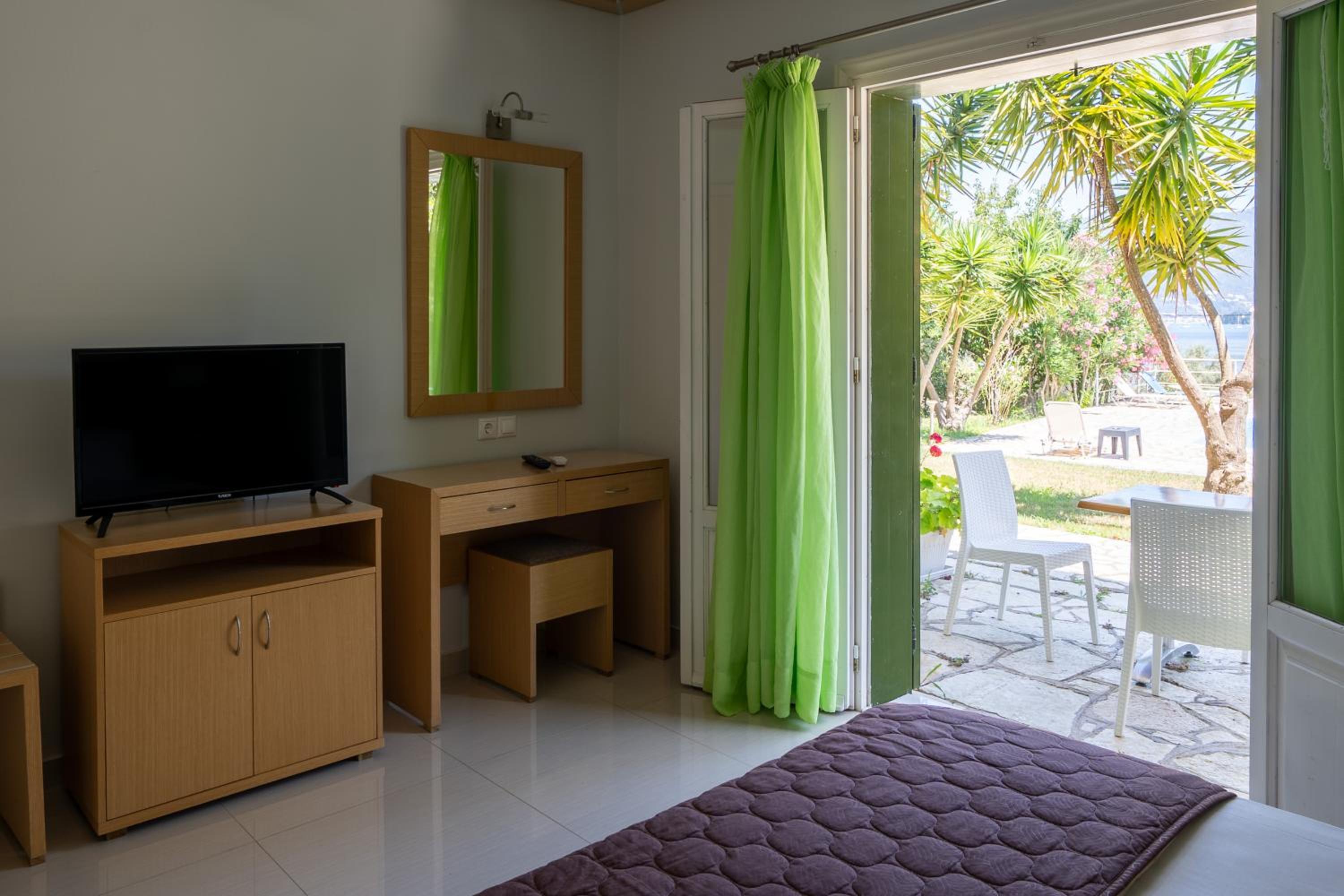 Vliho Bay Suites & Apartments