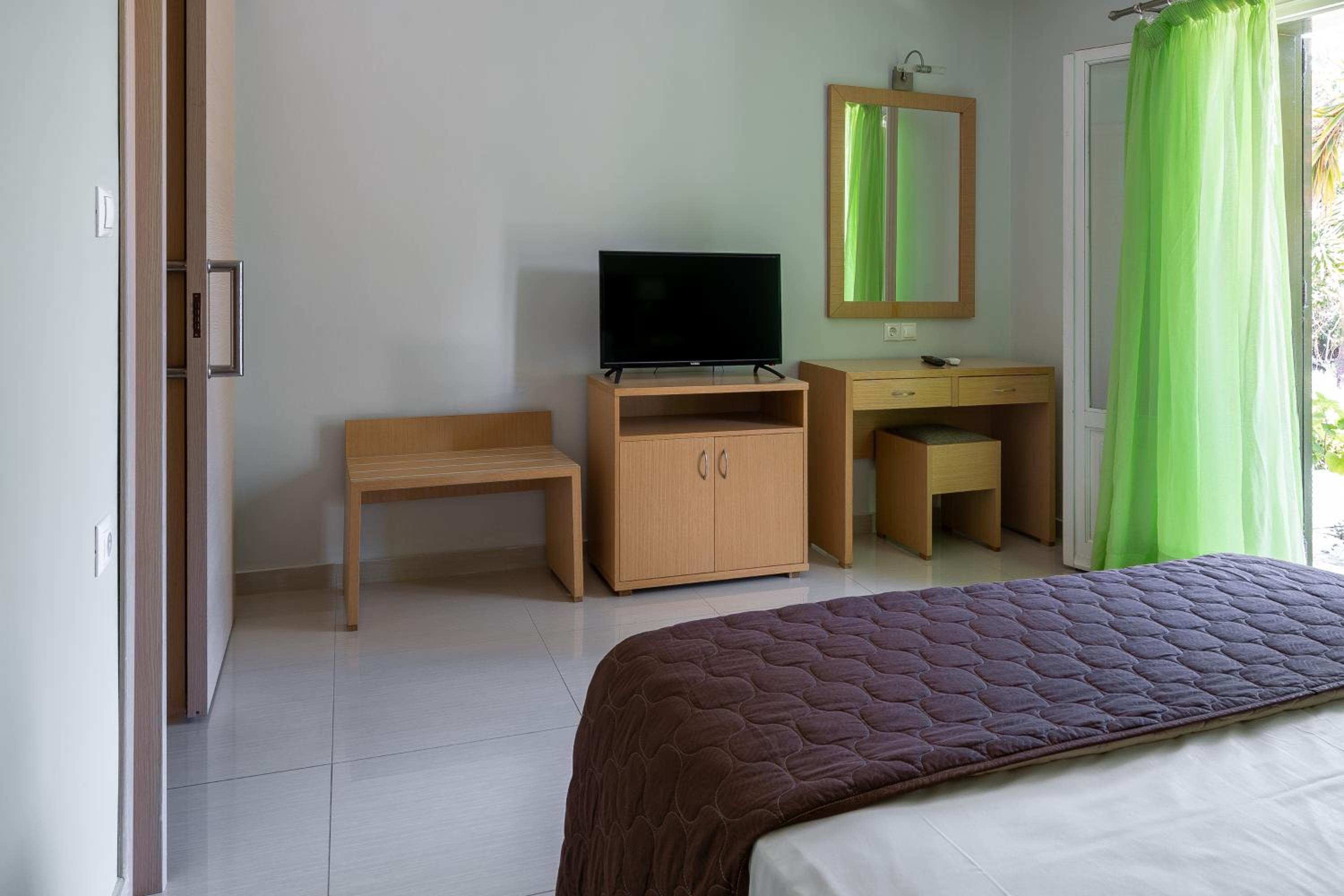 Vliho Bay Suites & Apartments