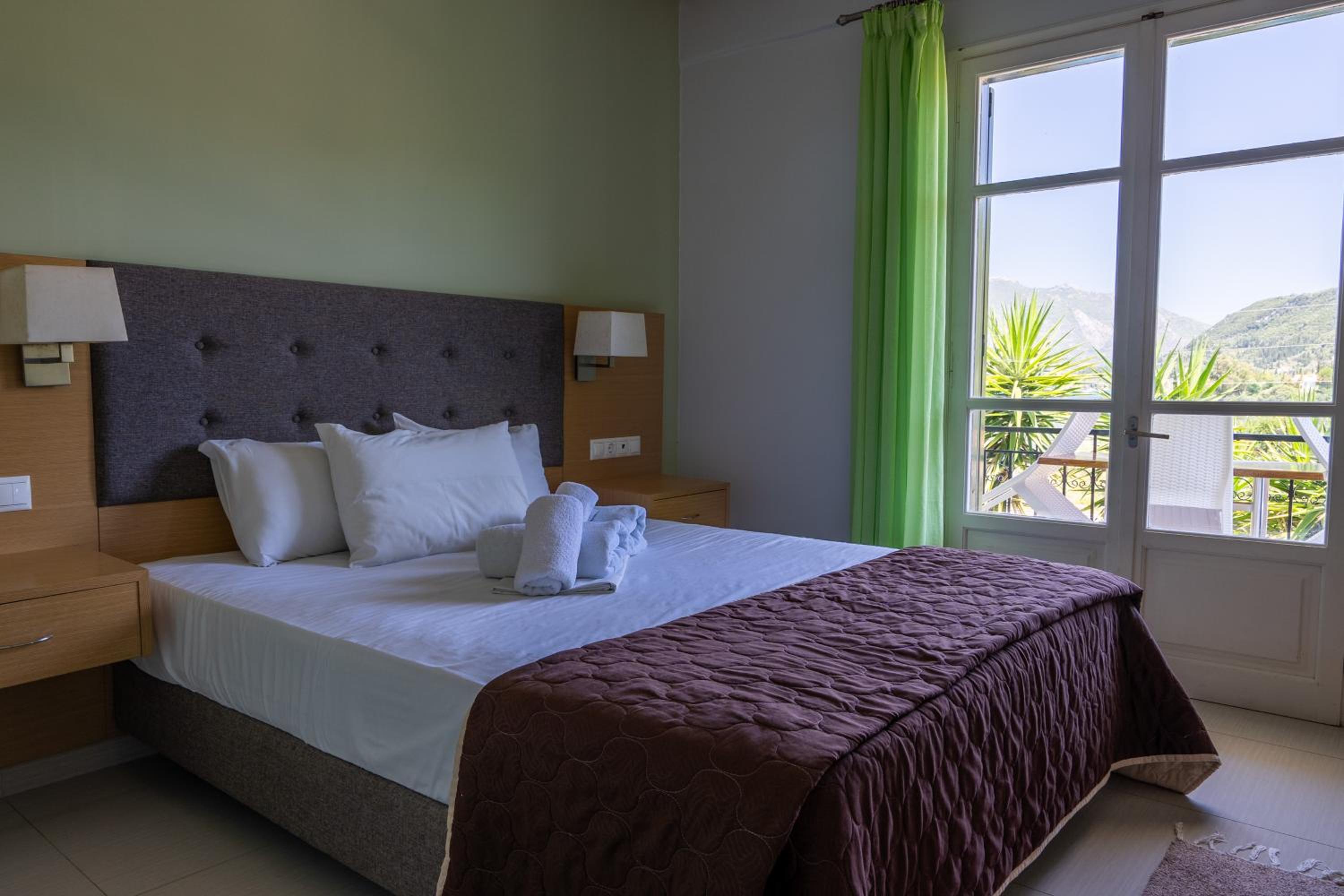 Vliho Bay Suites & Apartments