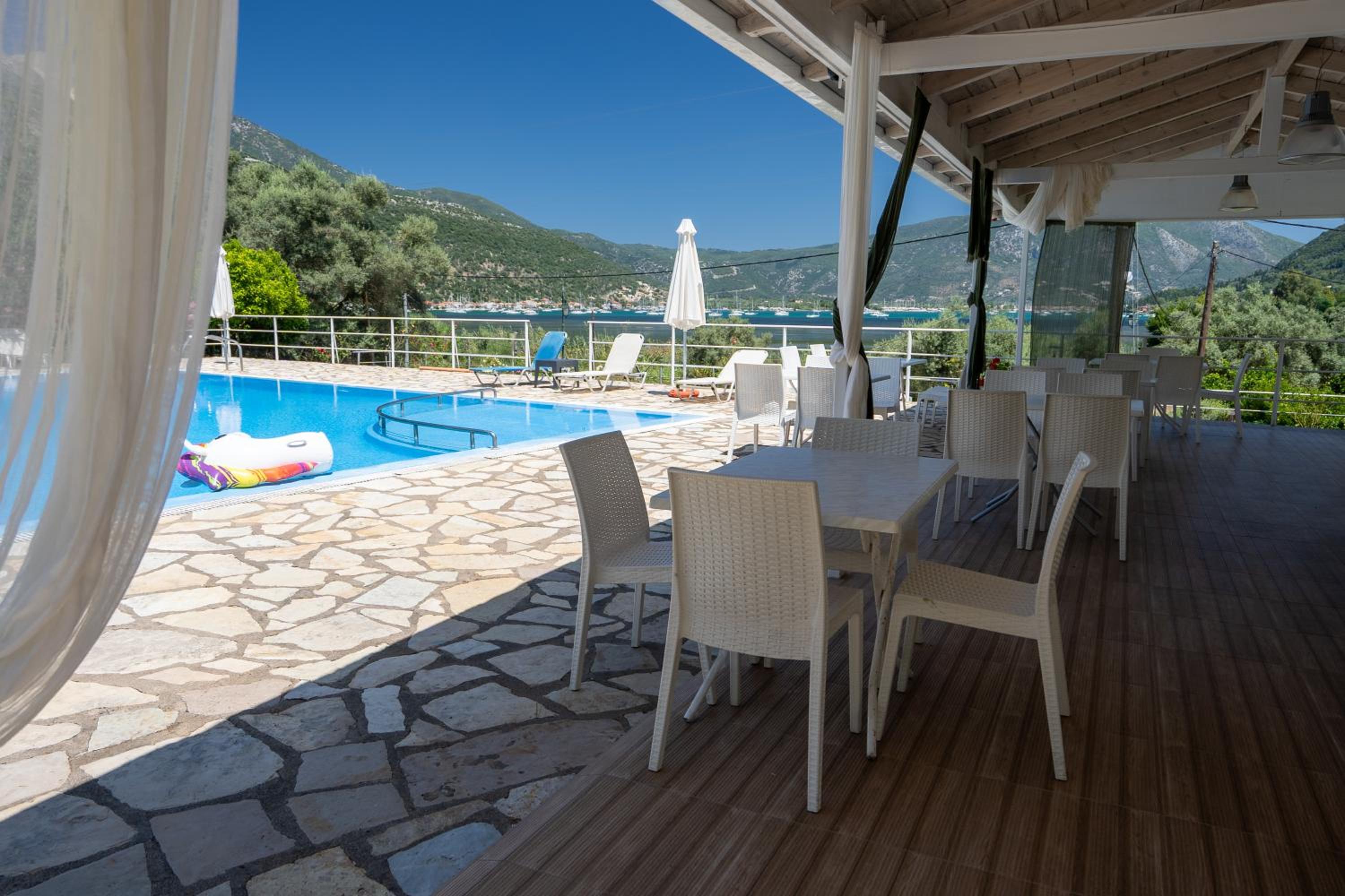 Vliho Bay Suites & Apartments