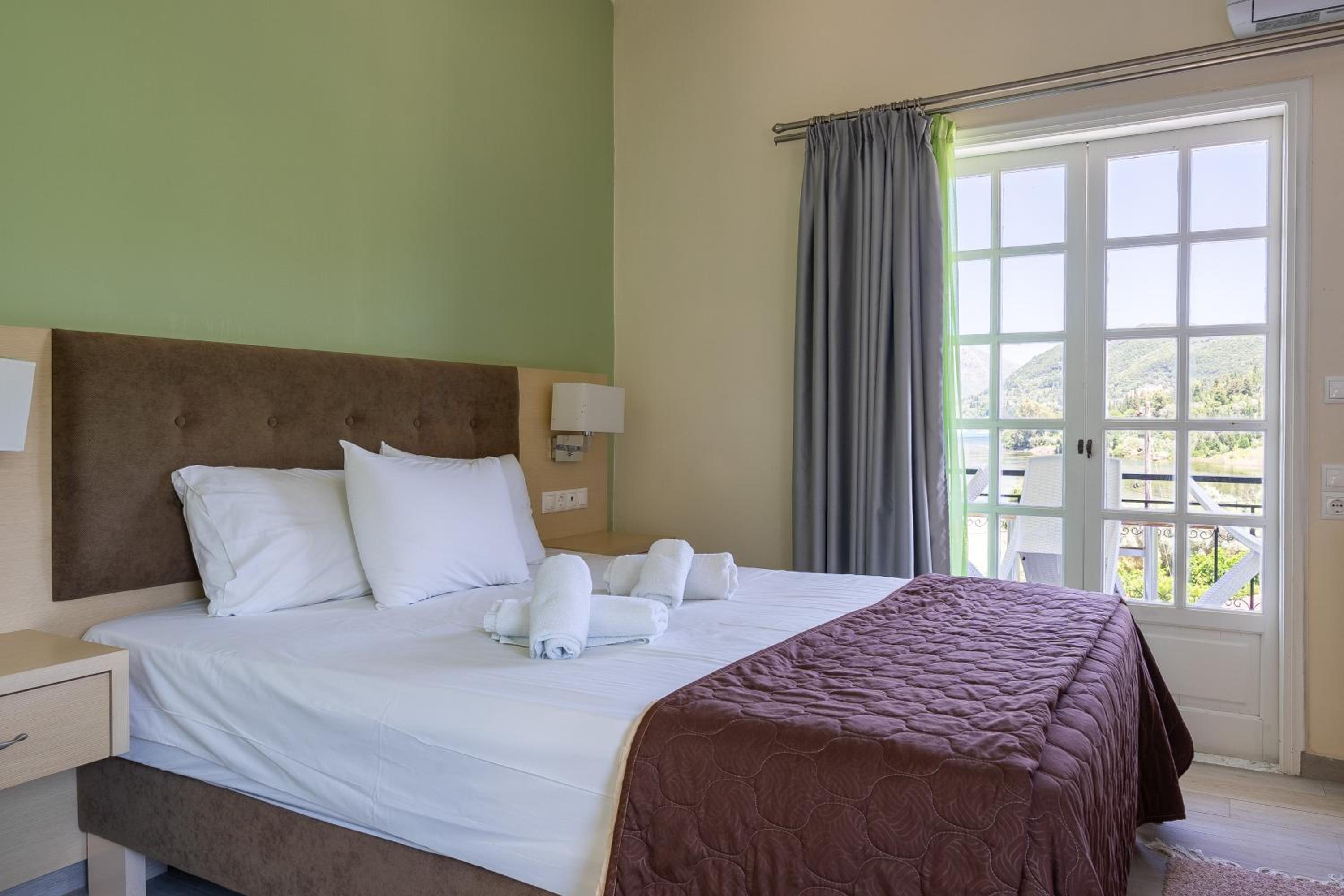 Vliho Bay Suites & Apartments