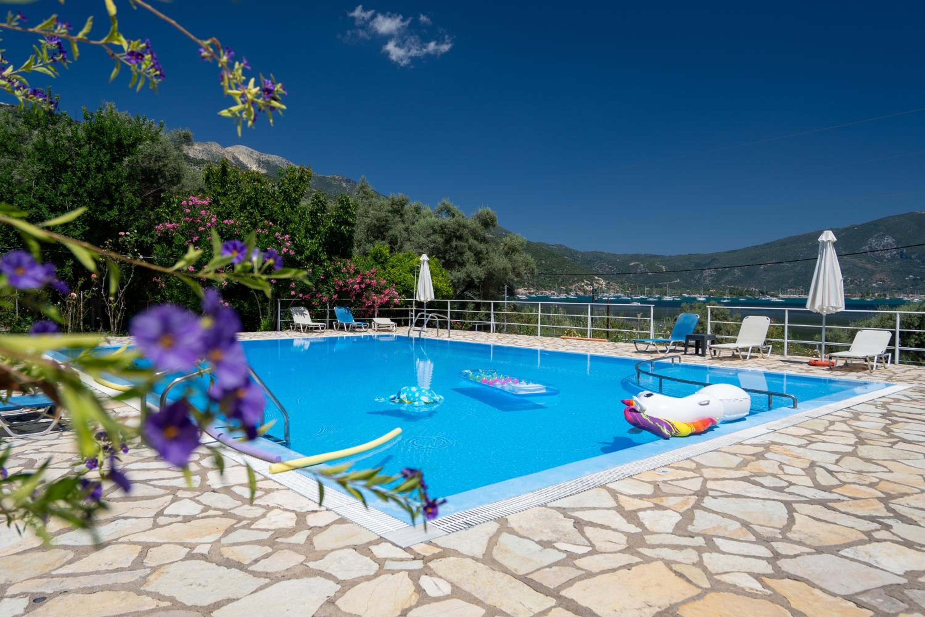 Vliho Bay Suites & Apartments