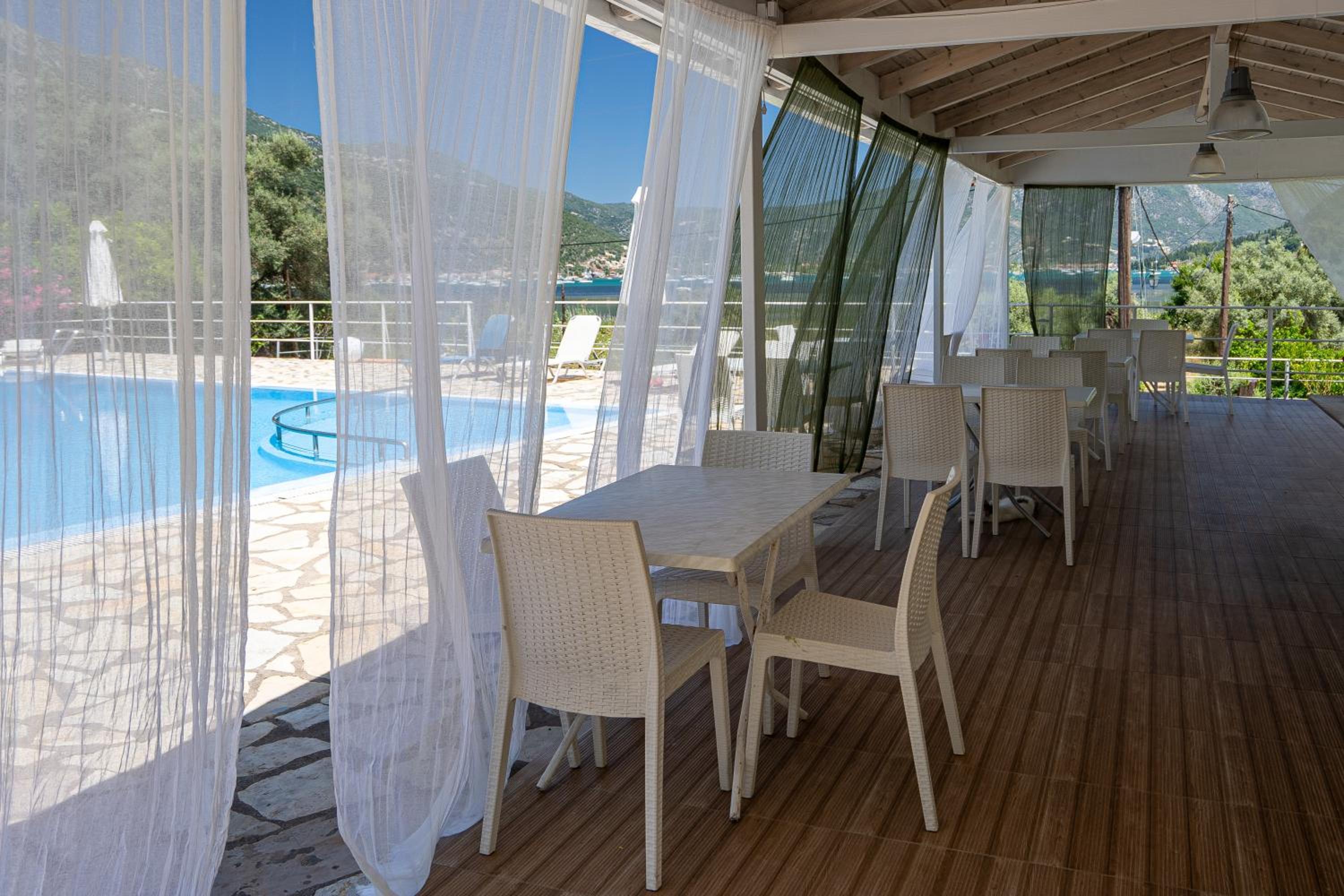 Vliho Bay Suites & Apartments