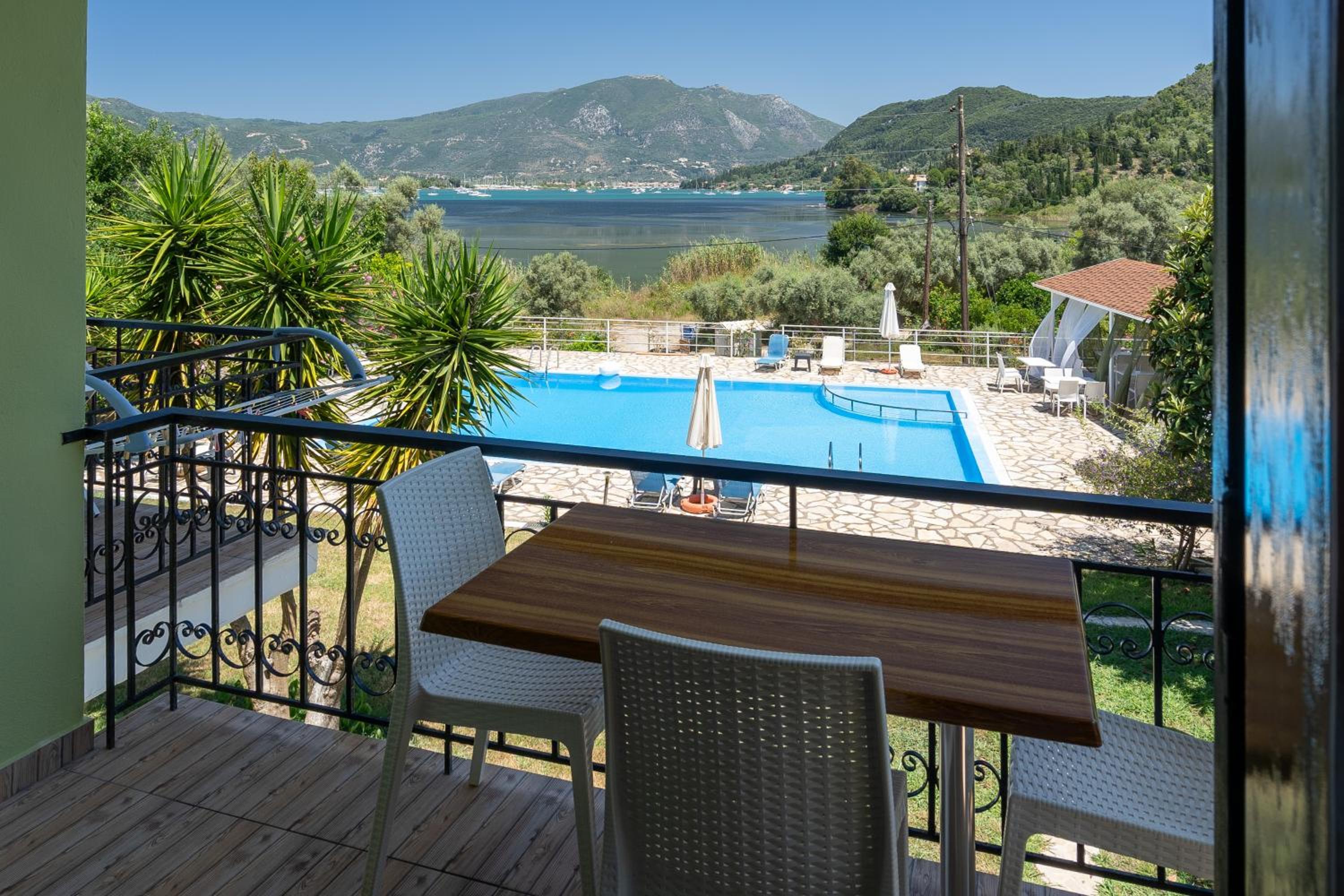 Vliho Bay Suites & Apartments