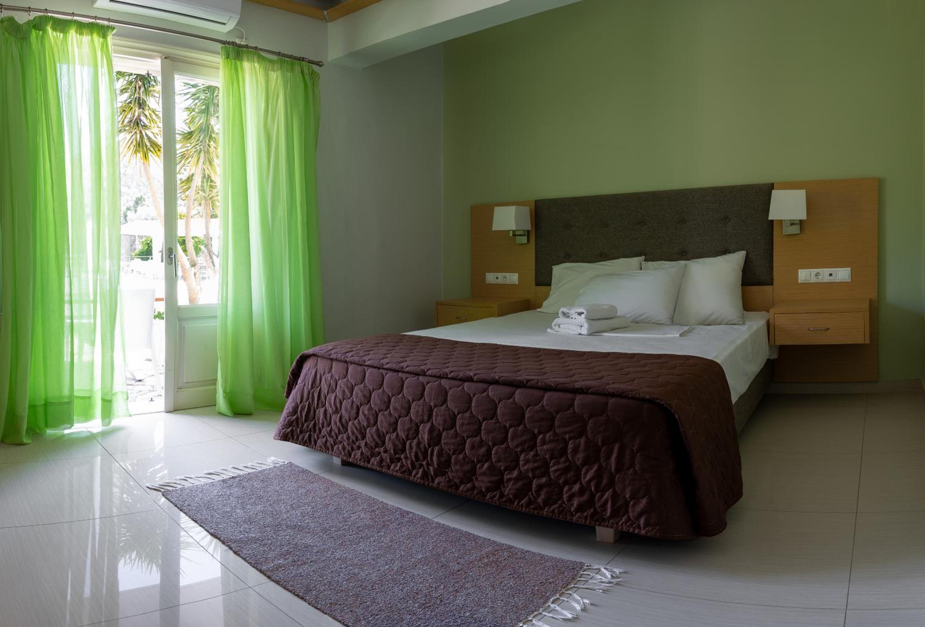 Vliho Bay Suites & Apartments