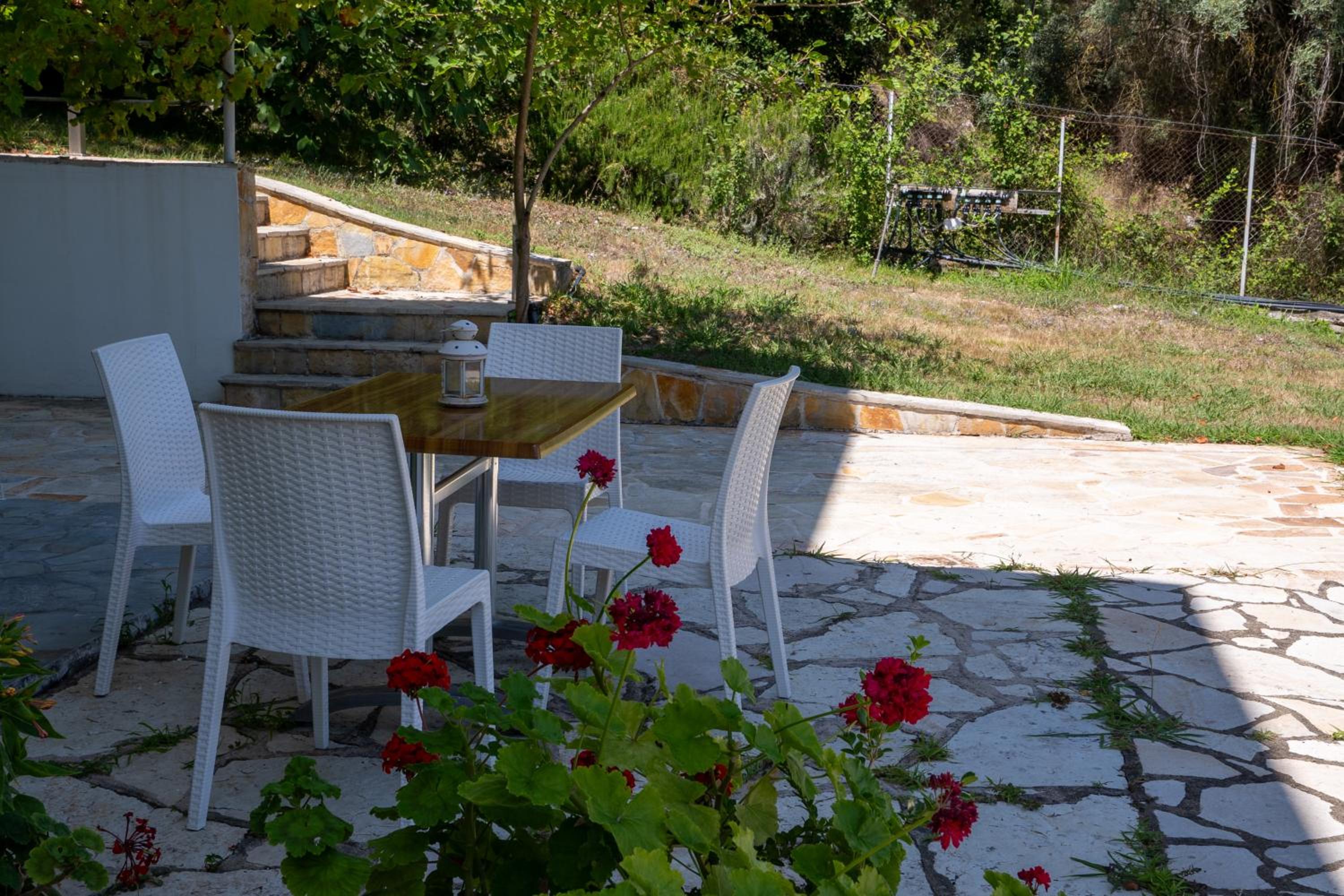 Vliho Bay Suites & Apartments