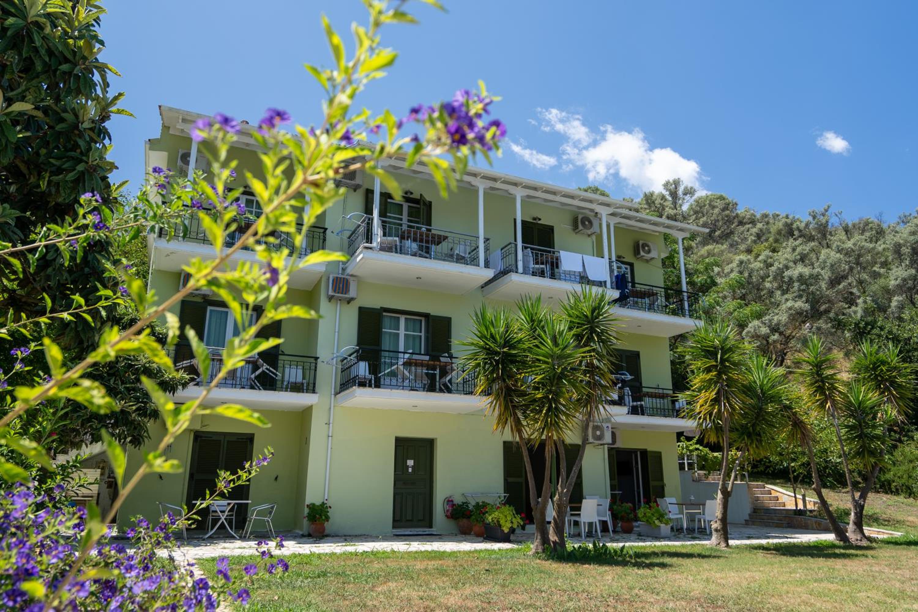 Vliho Bay Suites & Apartments