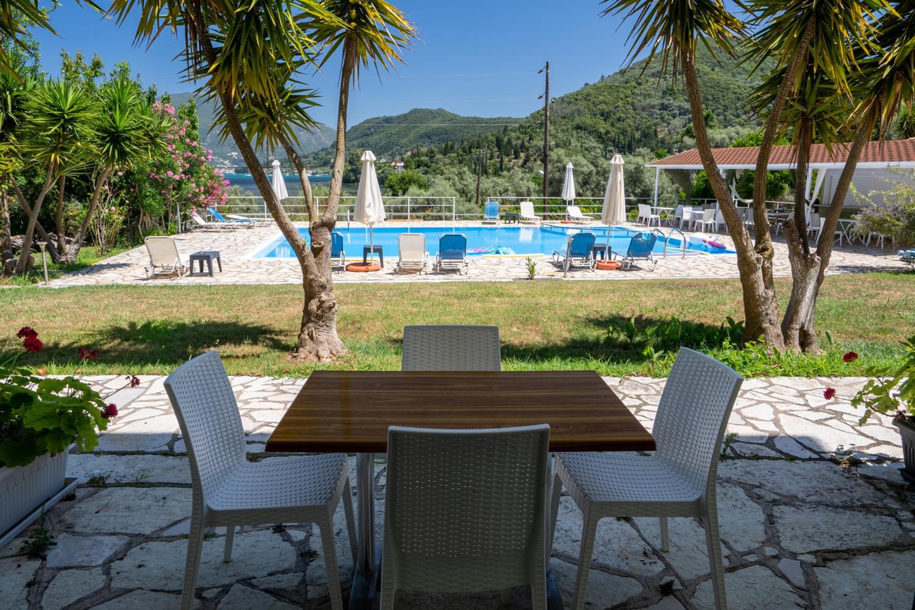 Vliho Bay Suites & Apartments