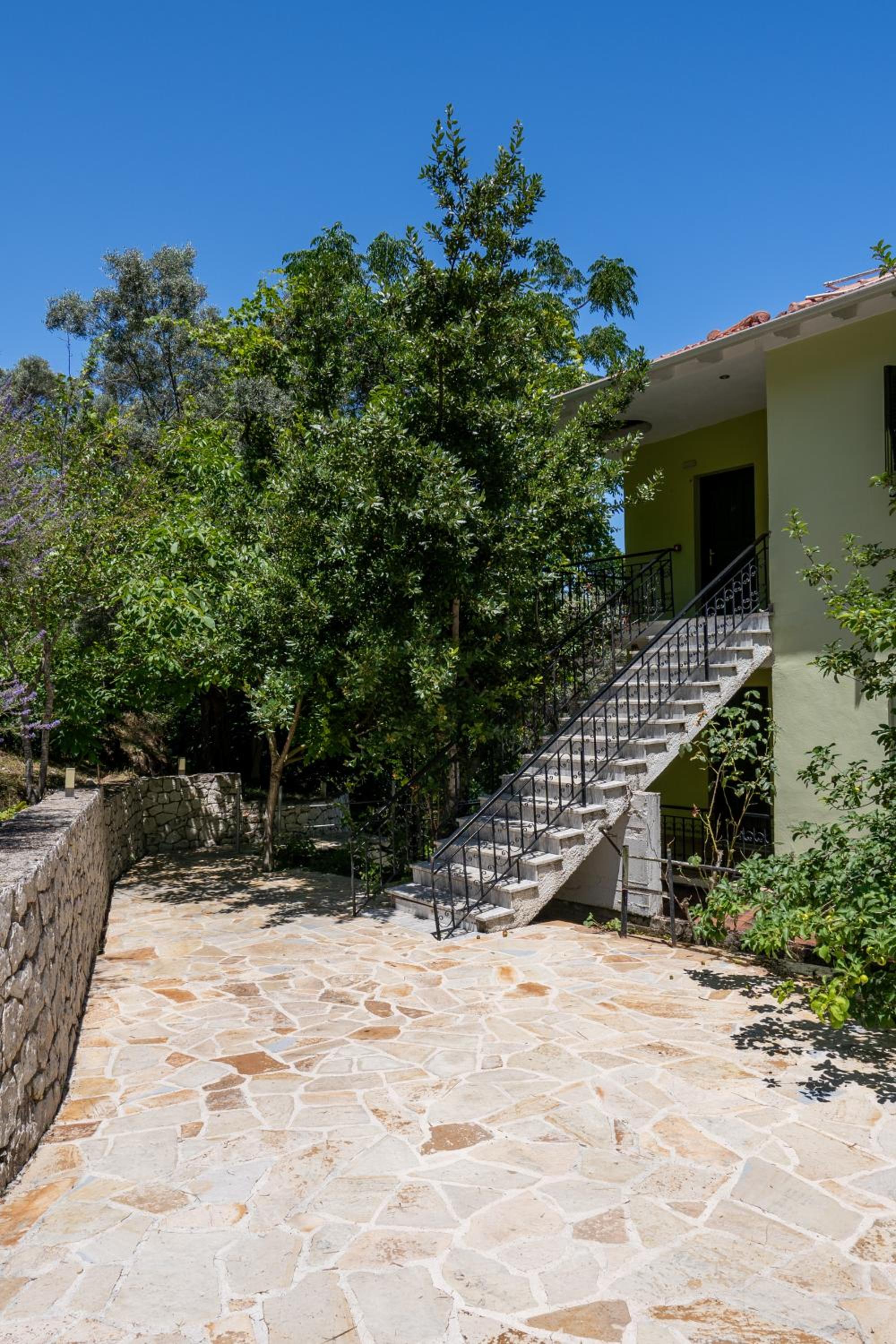 Vliho Bay Suites & Apartments