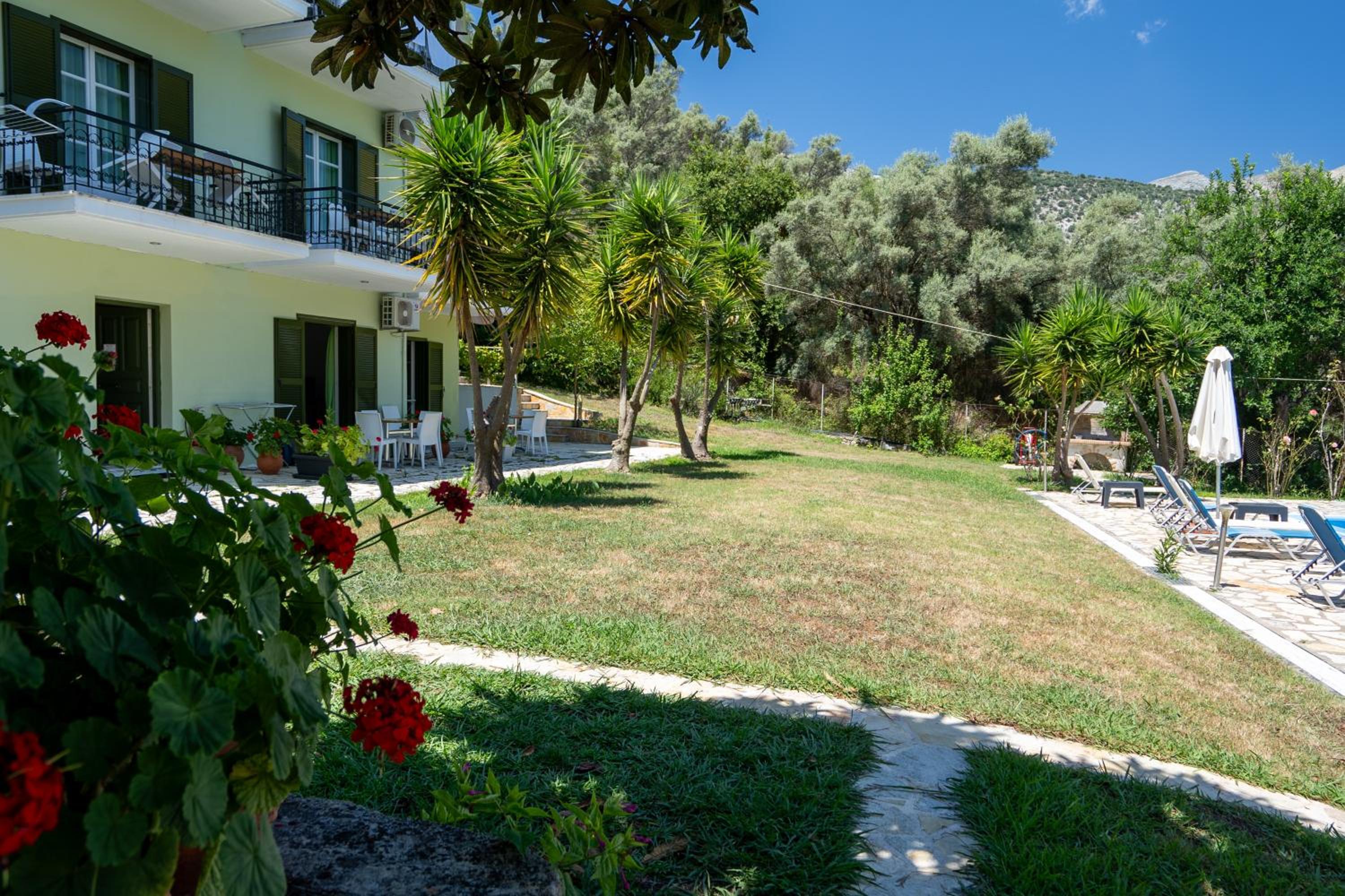 Vliho Bay Suites & Apartments