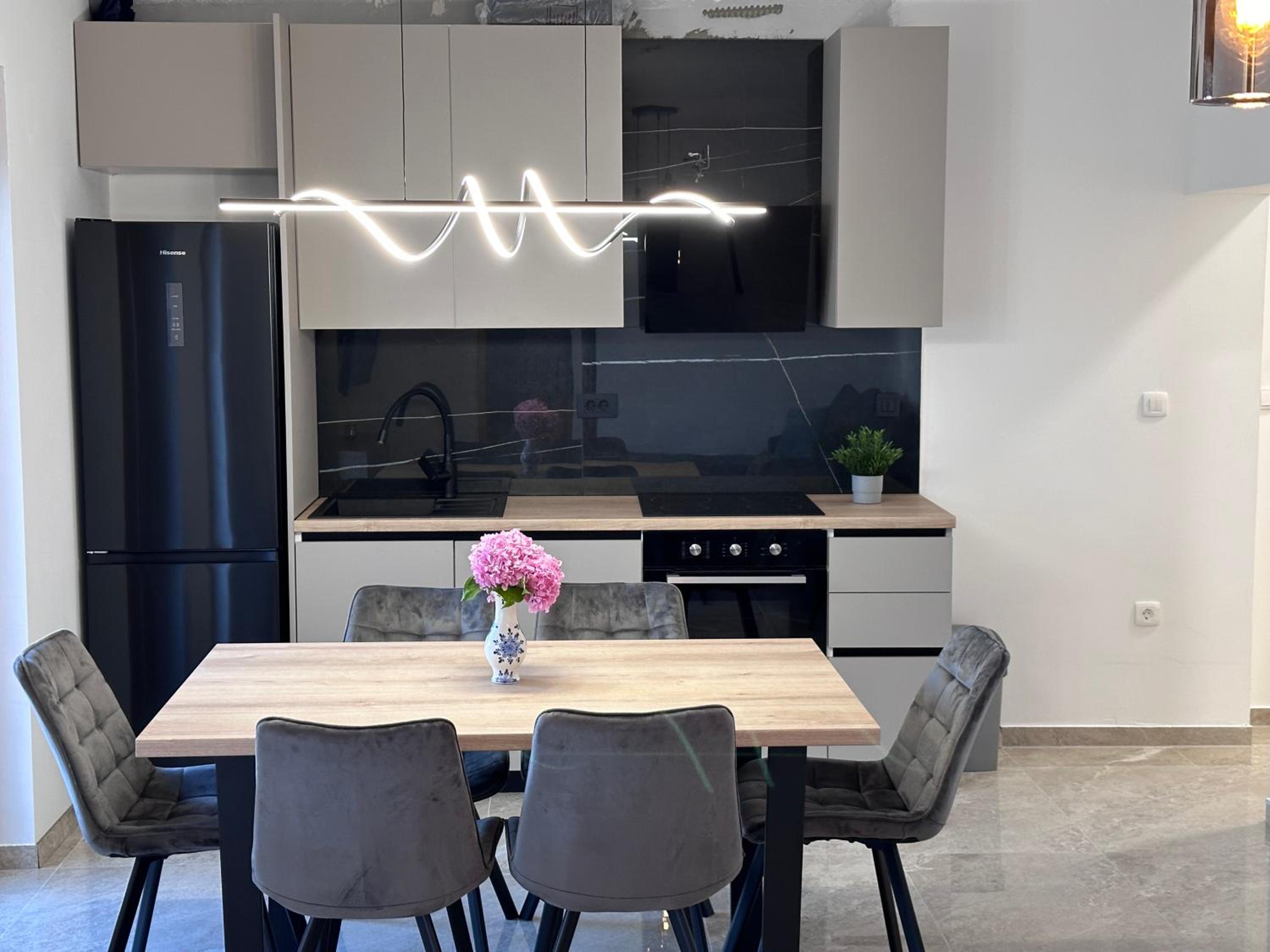 Hotel APARTMANI 4 PALME - Image 1