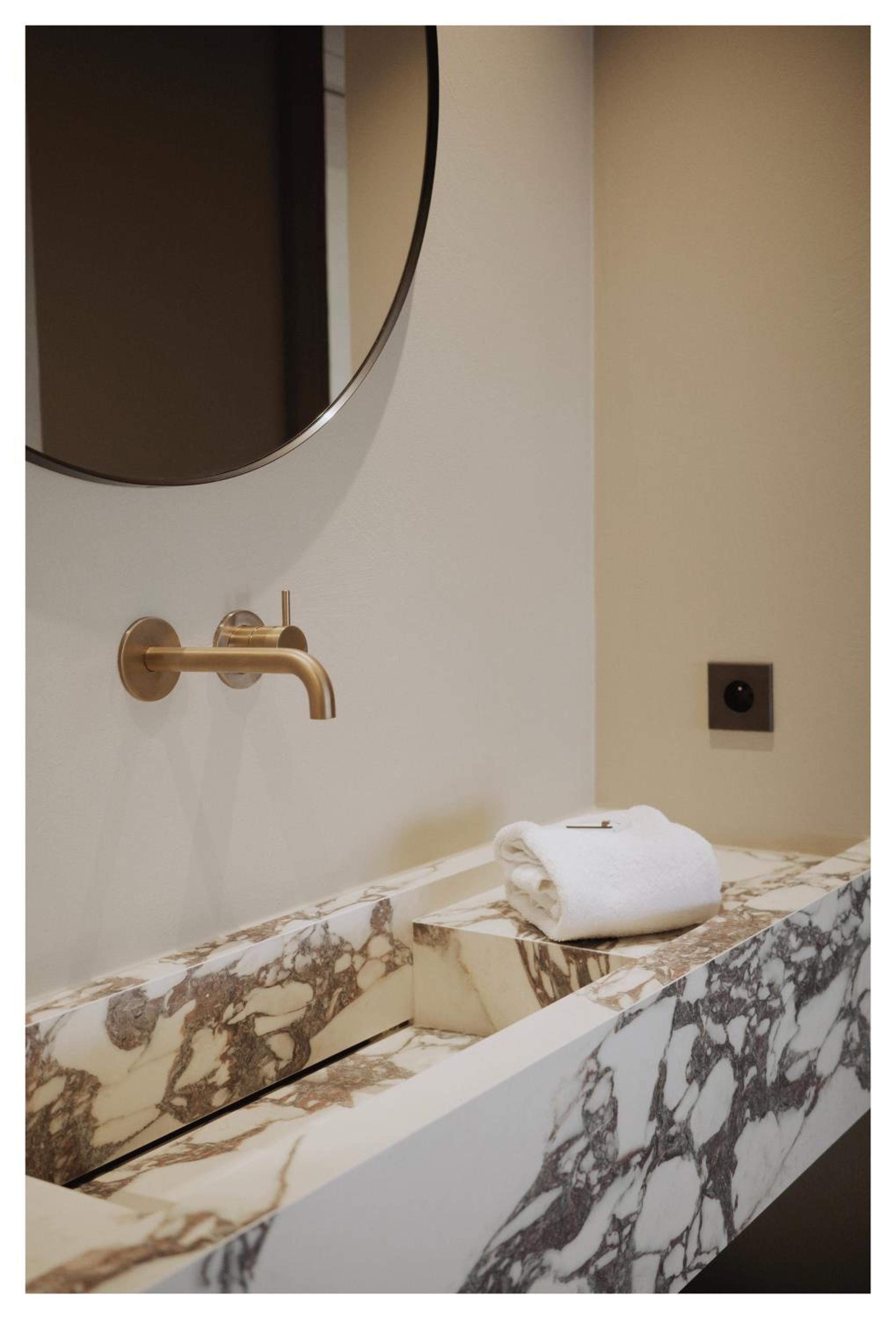 Le Versailles 33