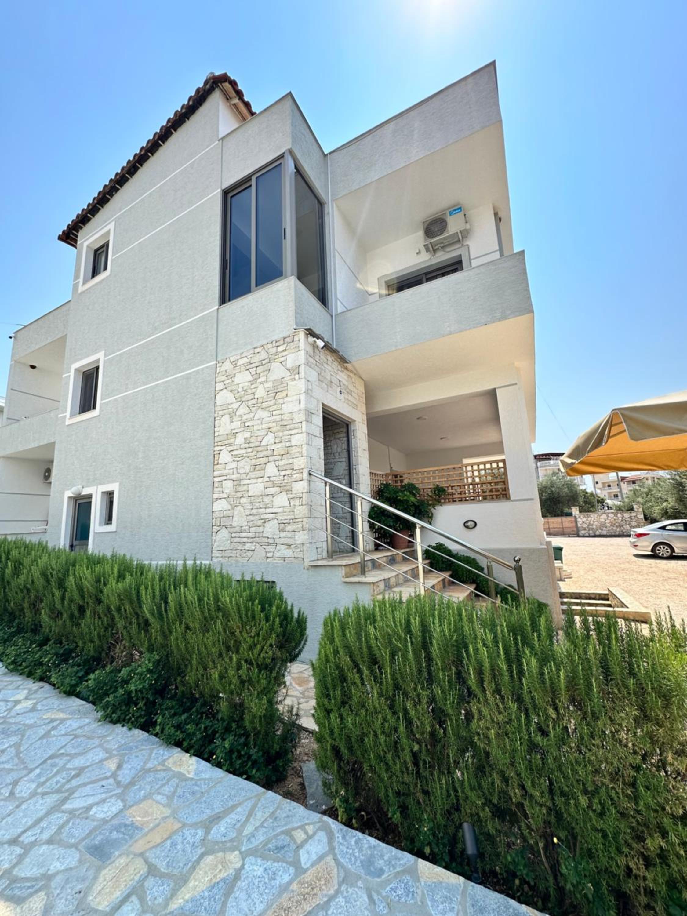 Erjon Apartments
