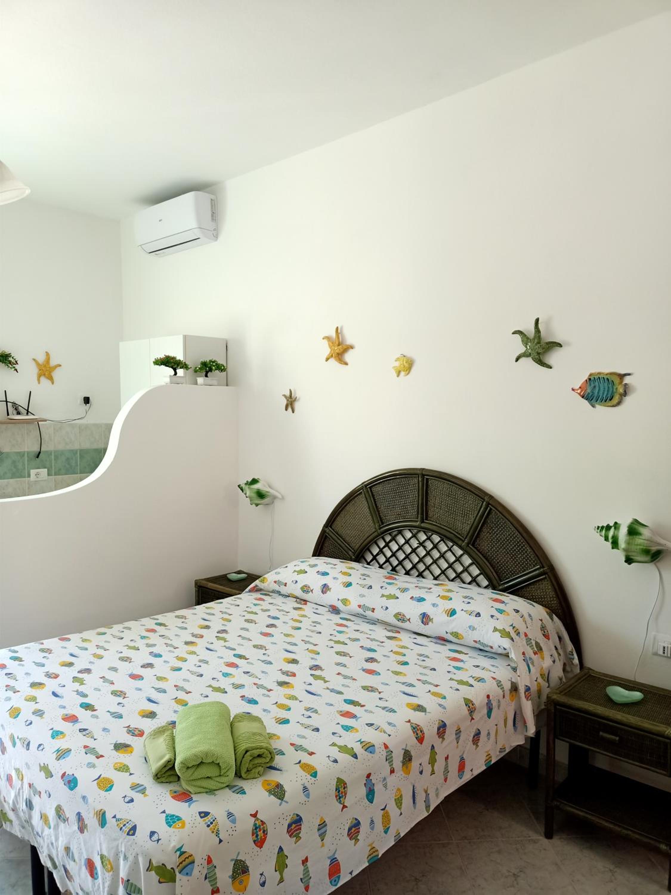 Monolocale con balcone conchiglie fiori a Le Forna