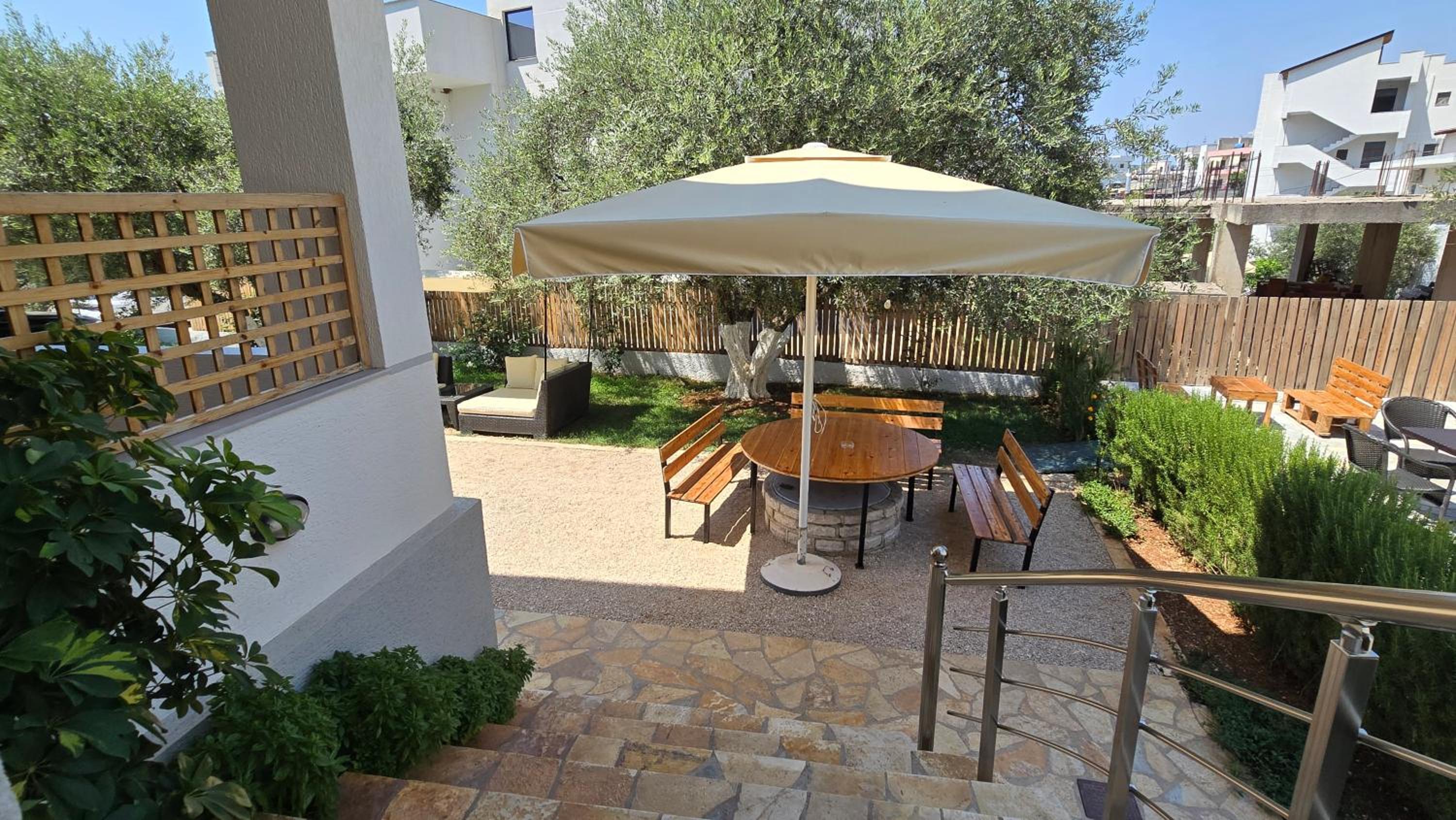 Erjon Apartments