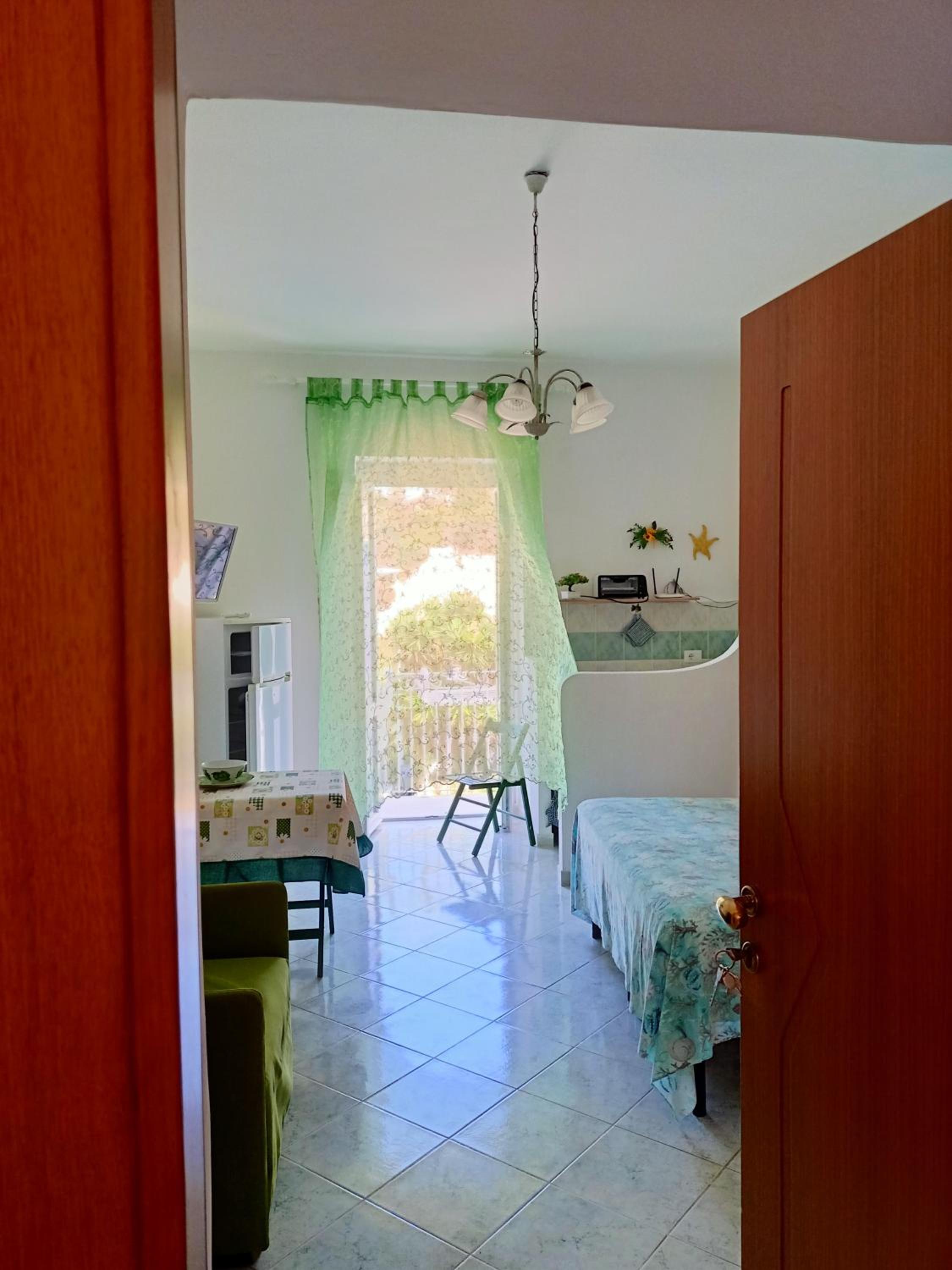 Monolocale con balcone conchiglie fiori a Le Forna photo 5