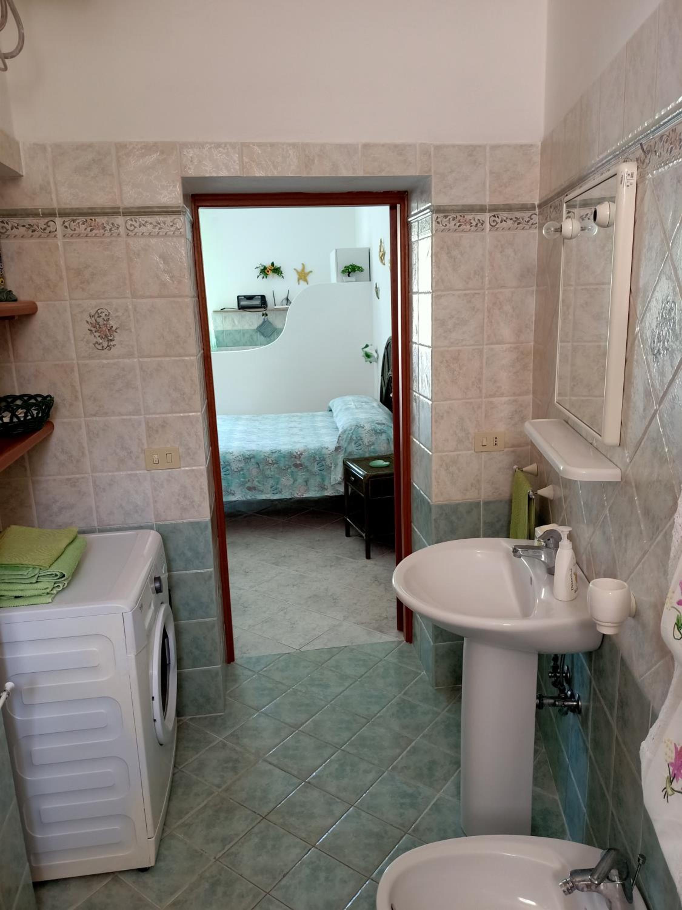 Monolocale con balcone conchiglie fiori a Le Forna photo 3