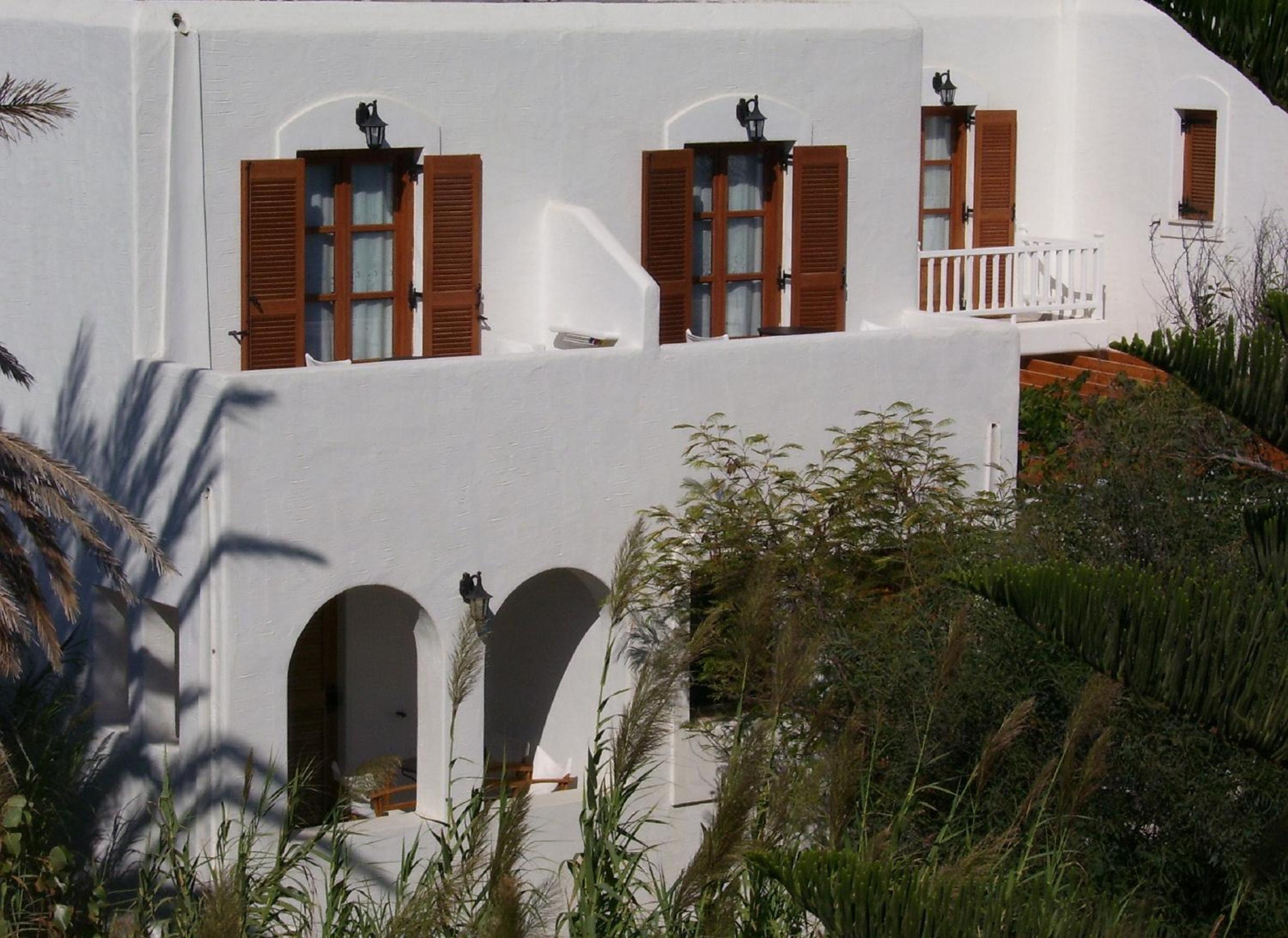 Roussos Beach Hotel