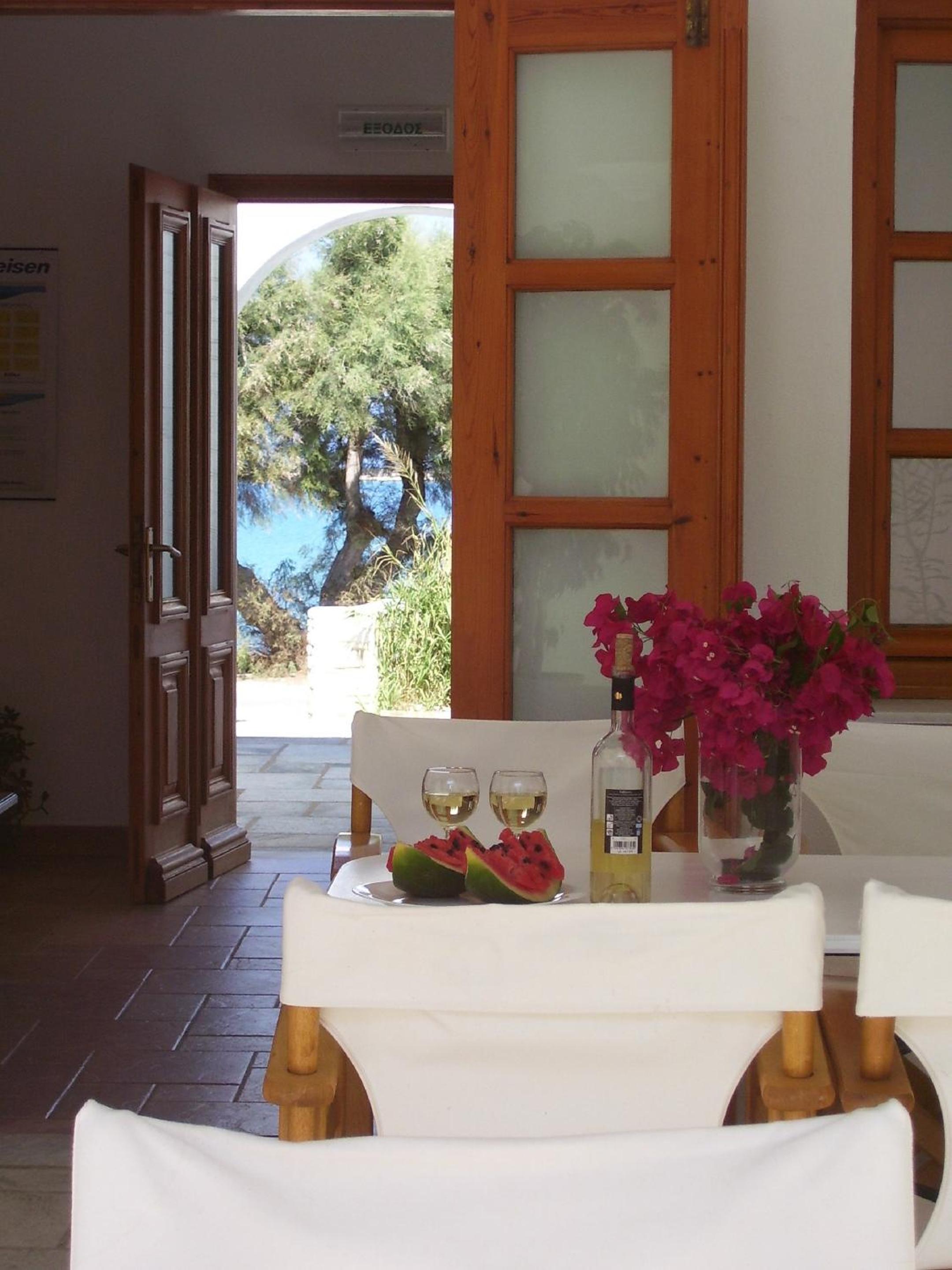 Roussos Beach Hotel