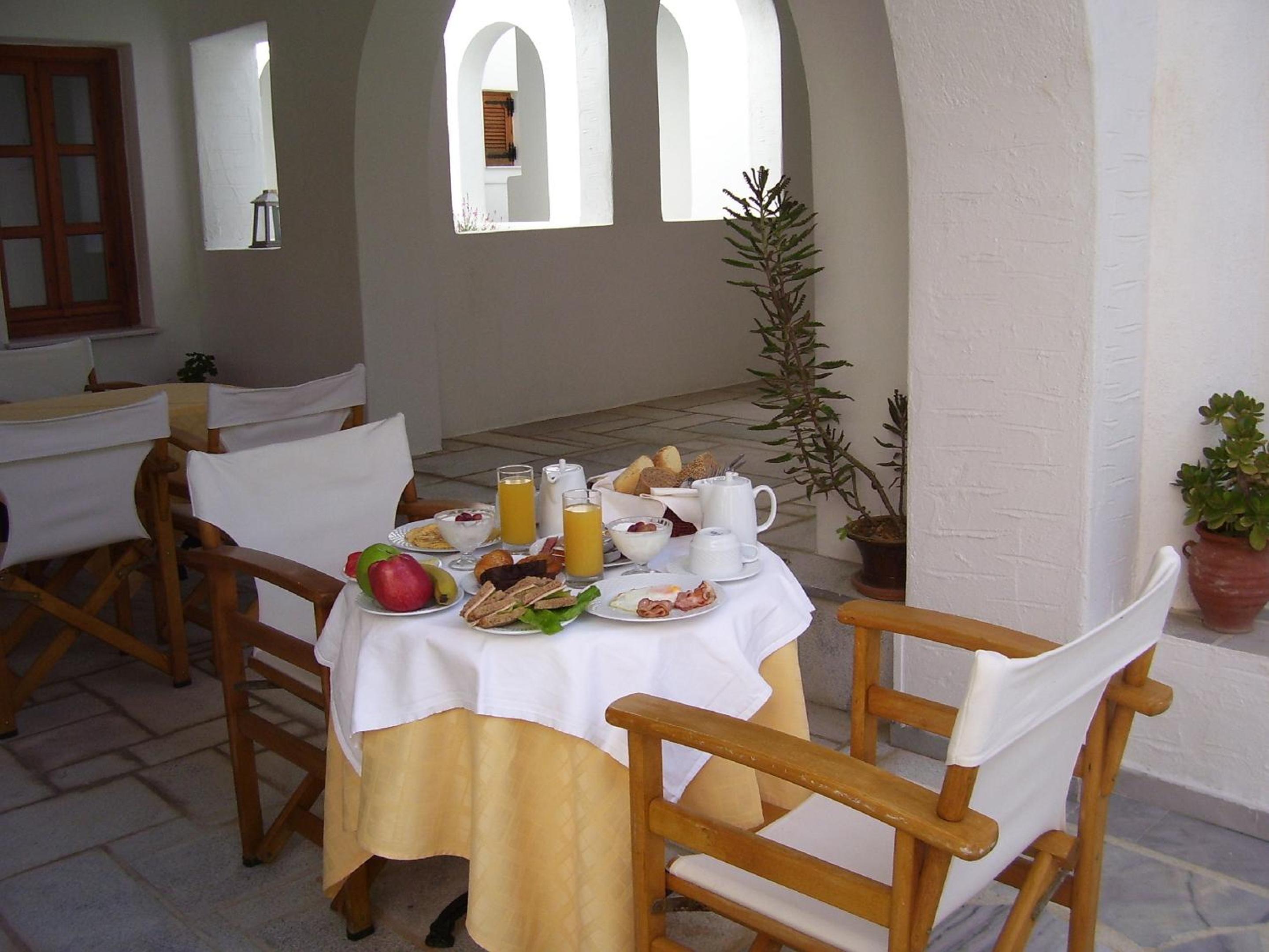 Roussos Beach Hotel