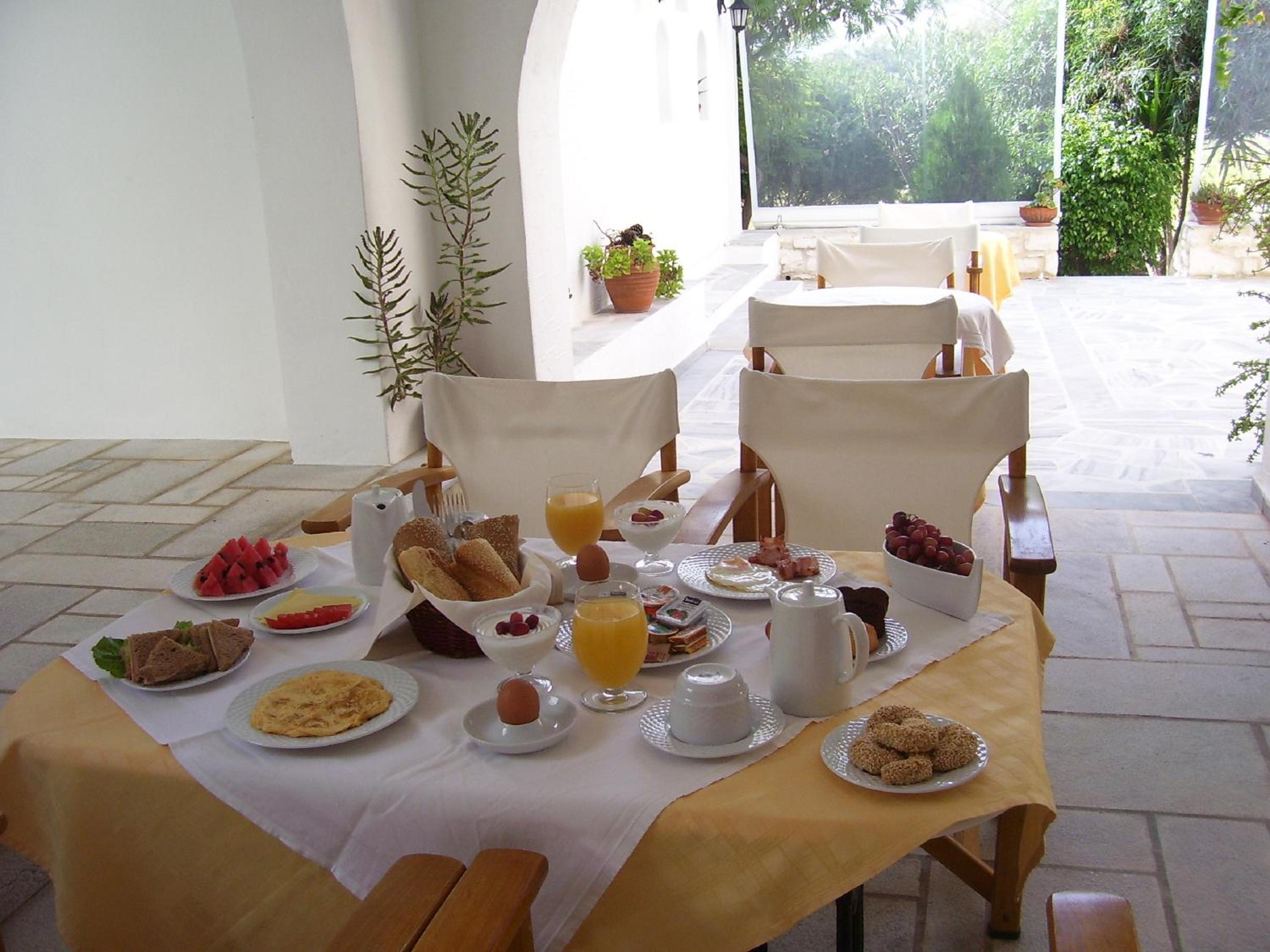 Roussos Beach Hotel
