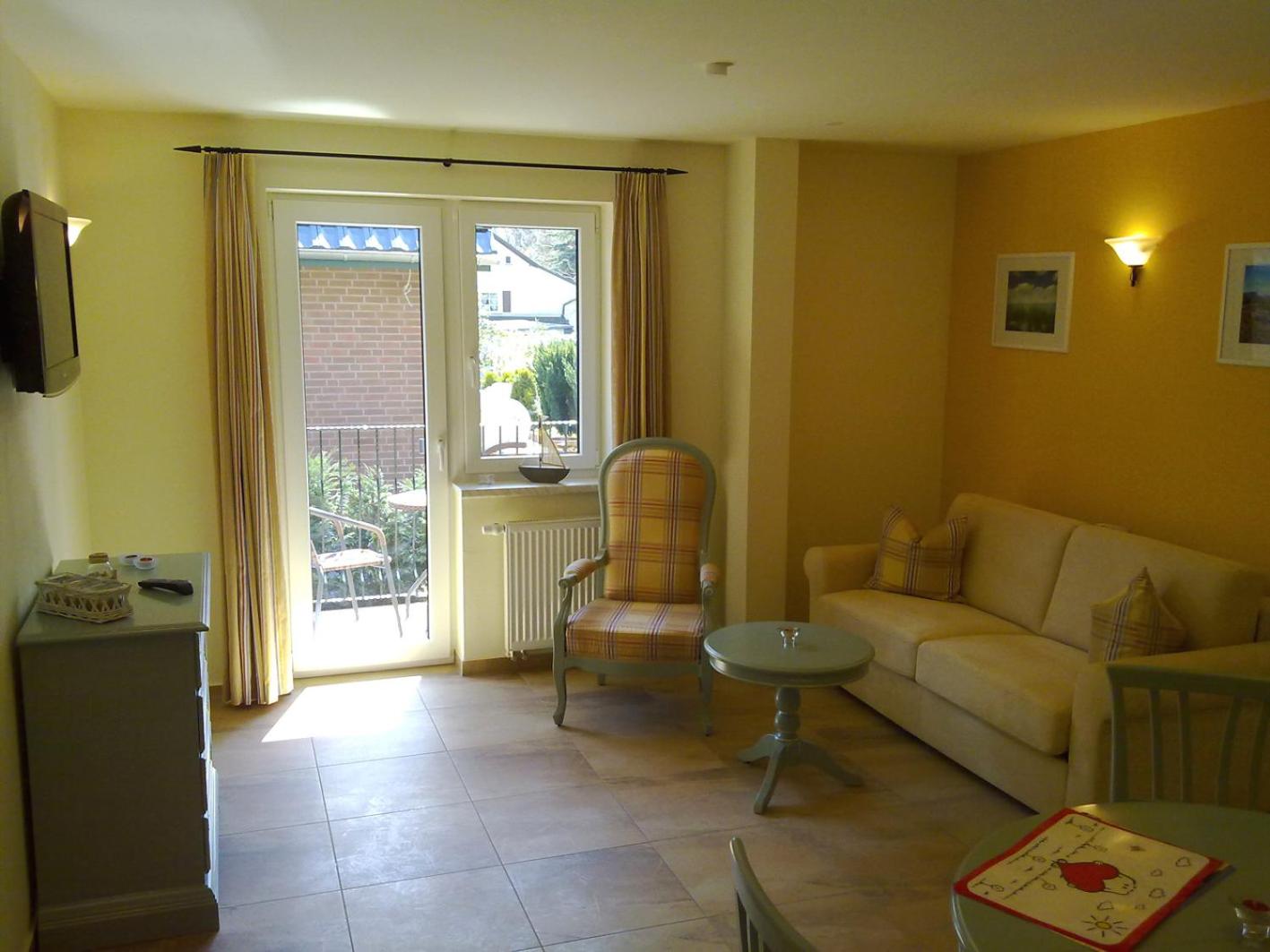 Apartmenthaus Hus Übi by Rujana