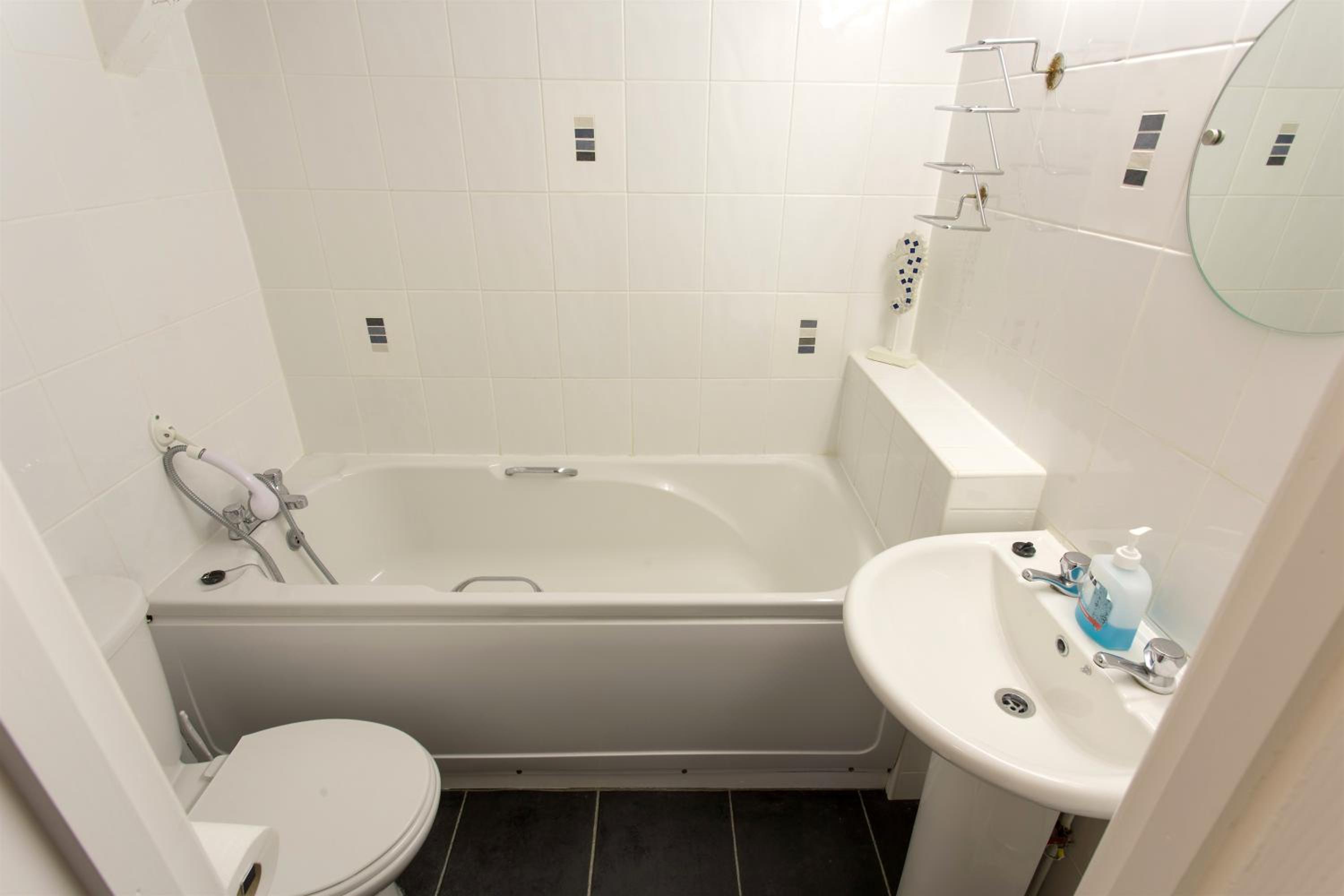 Hartlepool Vacations - Trinity Guest House - Property Image 3