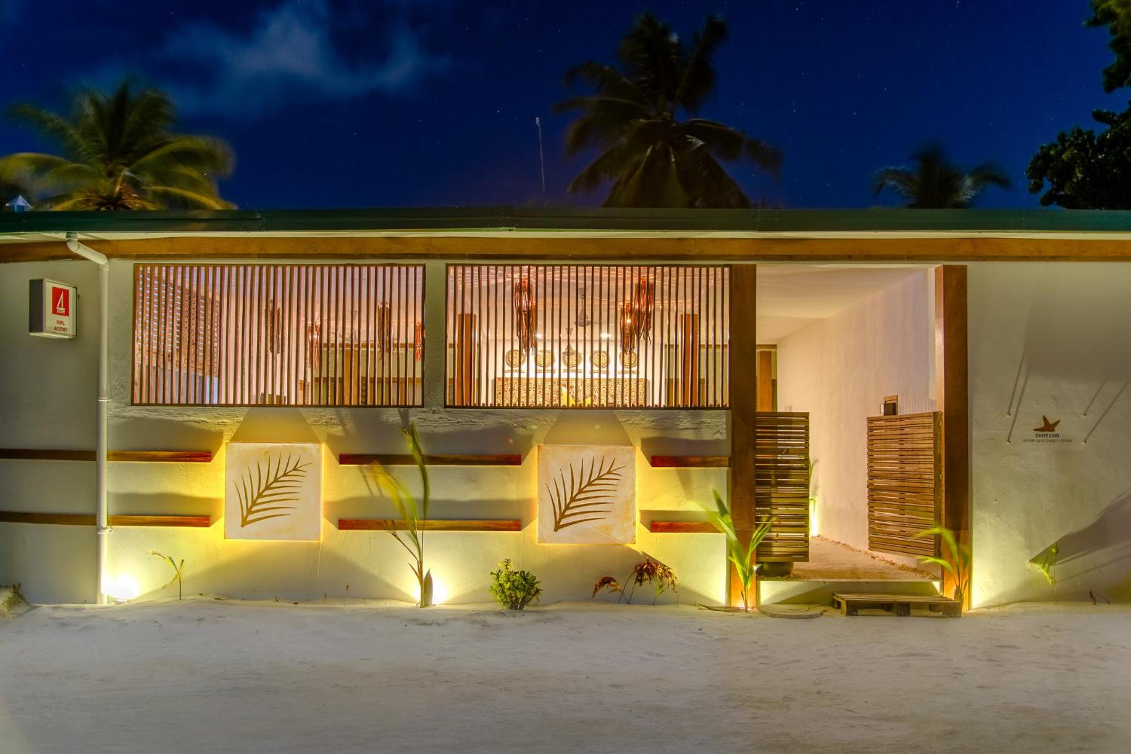 Dhiffushi White Sand Beach