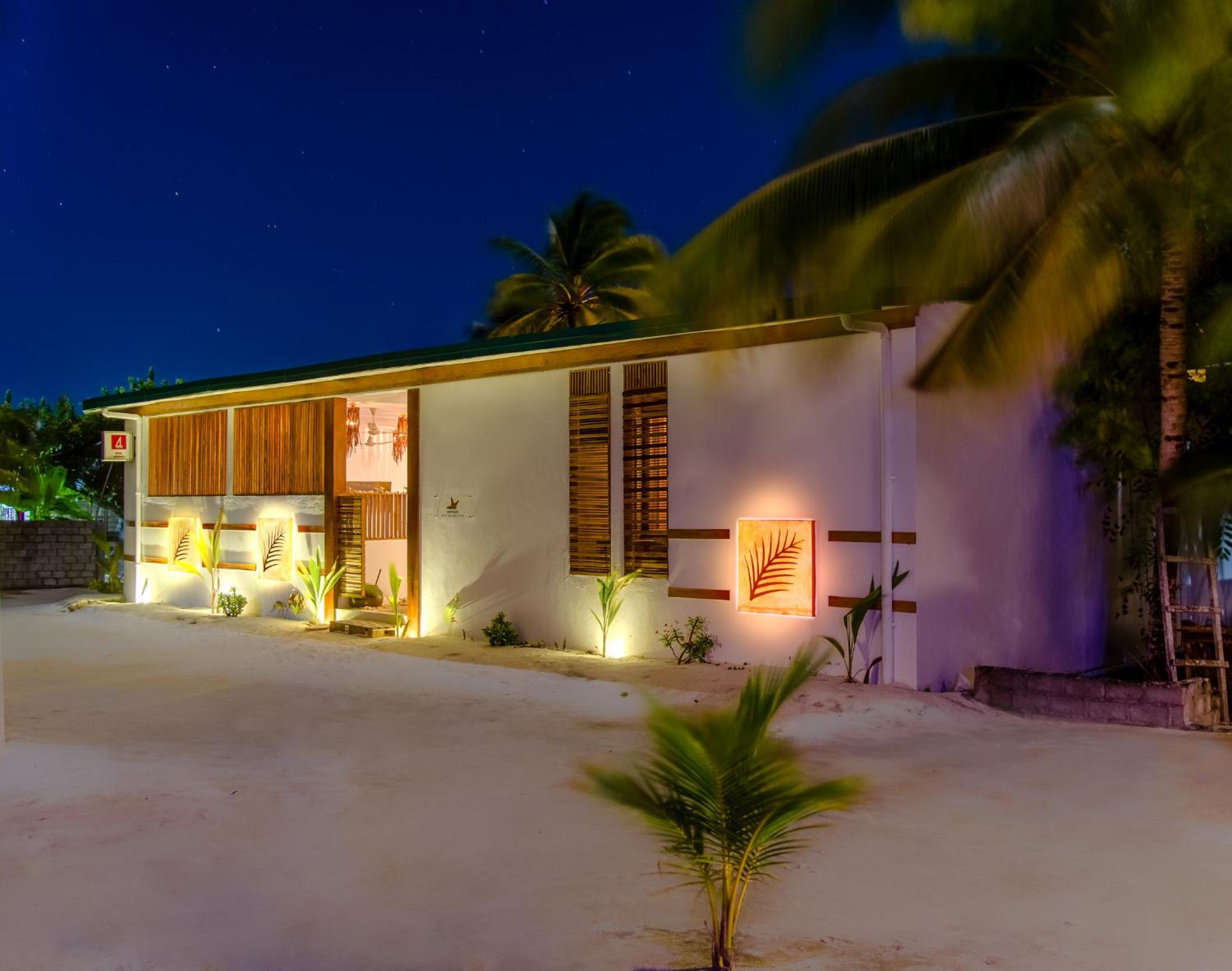 Dhiffushi White Sand Beach