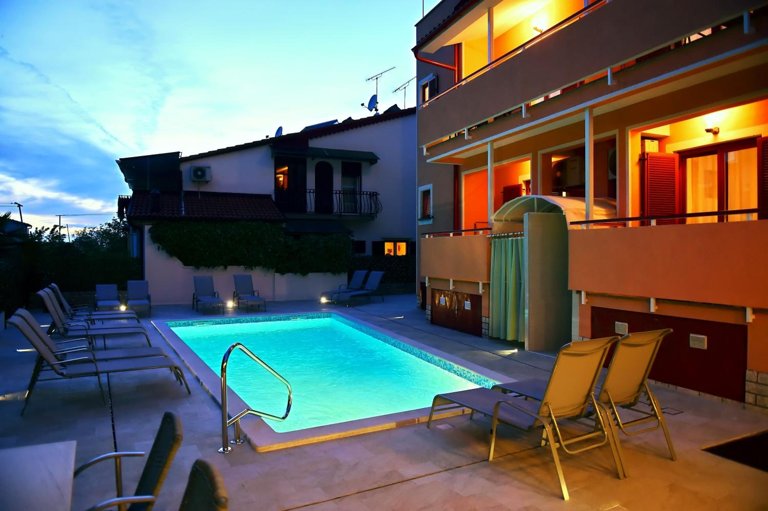 Apartments Zdjelar