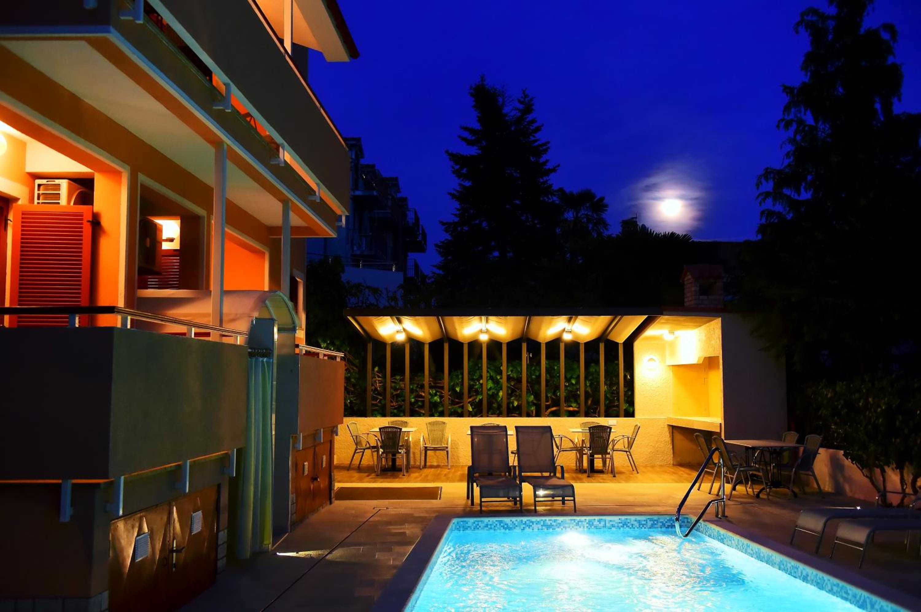 Apartments Zdjelar