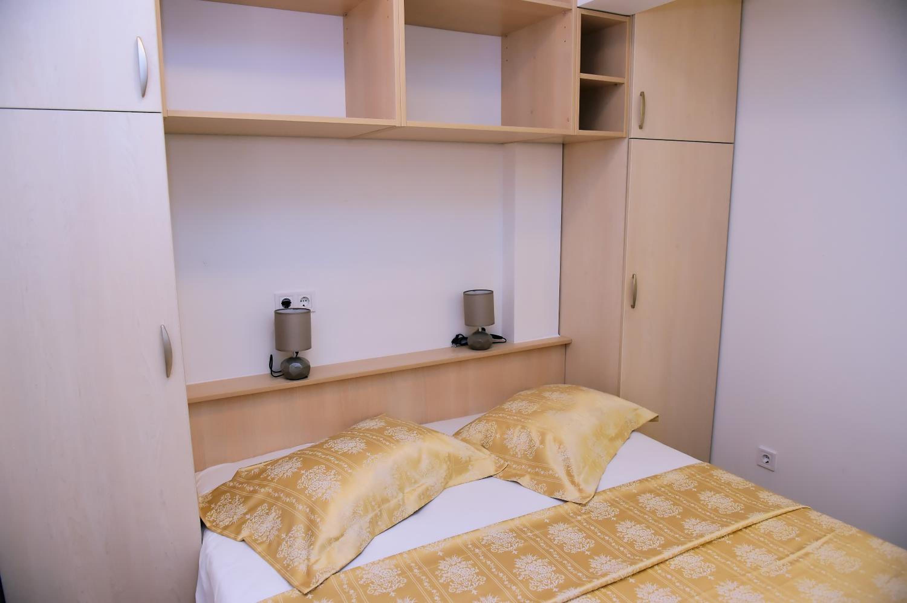 Apartments Zdjelar