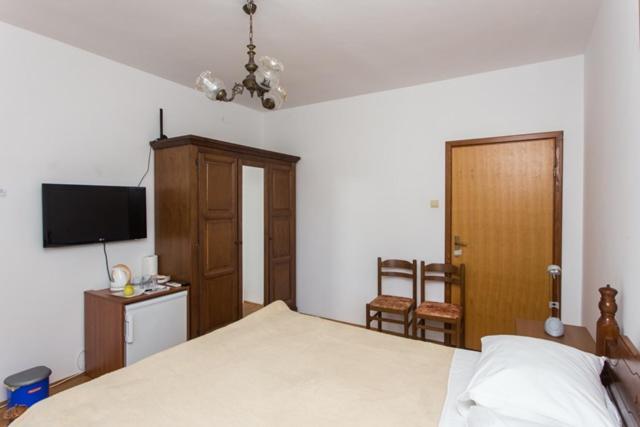 Apartment and Rooms Zora